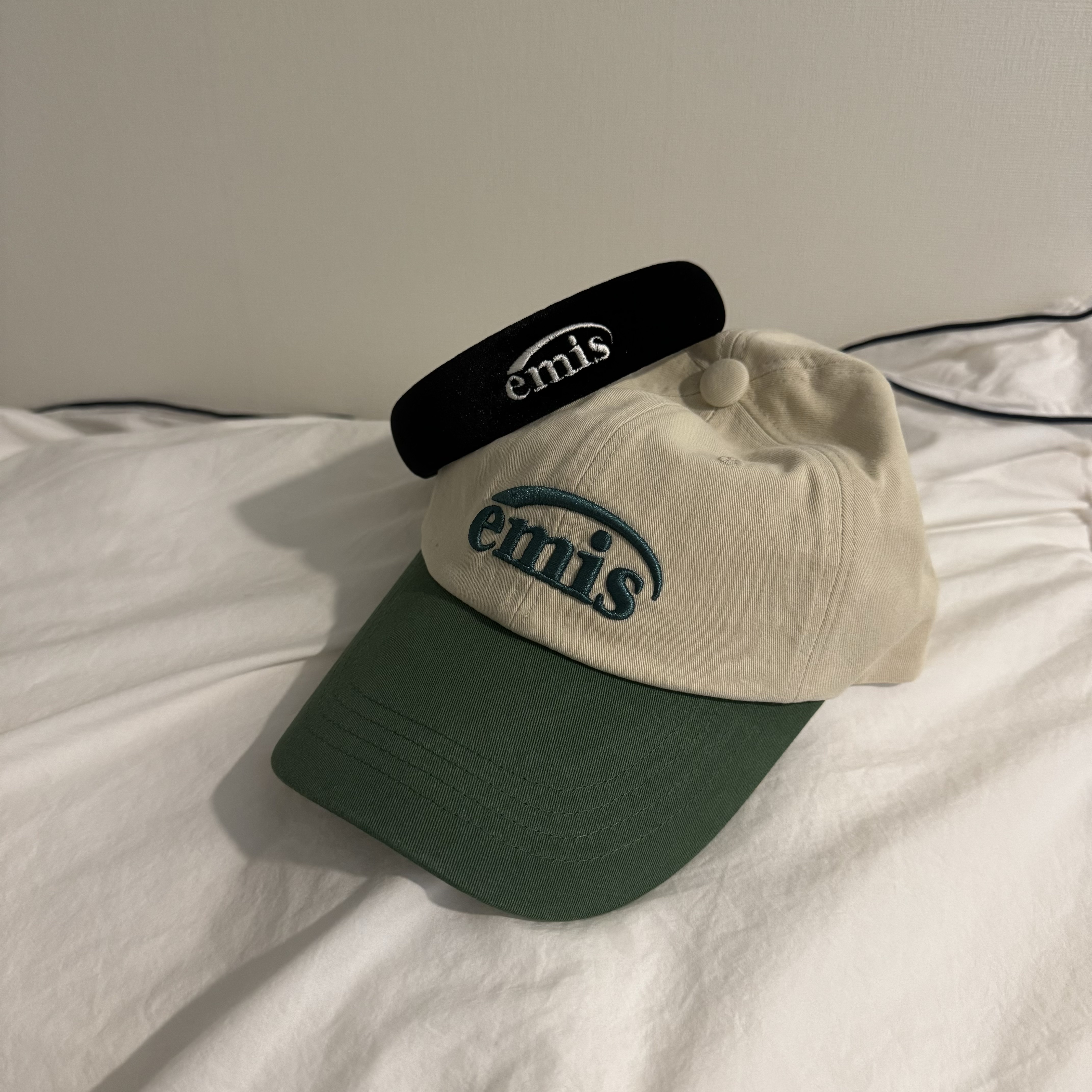 (W) Emis New Logo Hairband Black, Emis New Logo Emis Cap Beige Green 착용 스타일