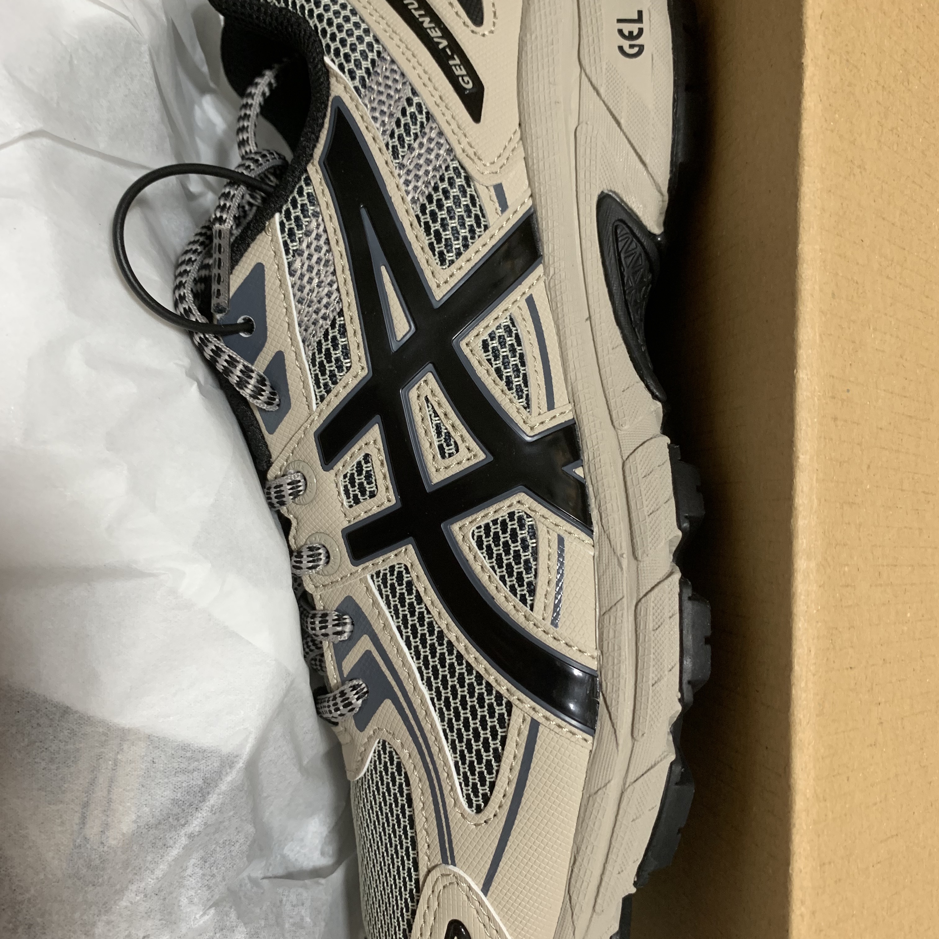 Asics Gel-Venture 6 Feather Grey Black 착용 스타일 - 2