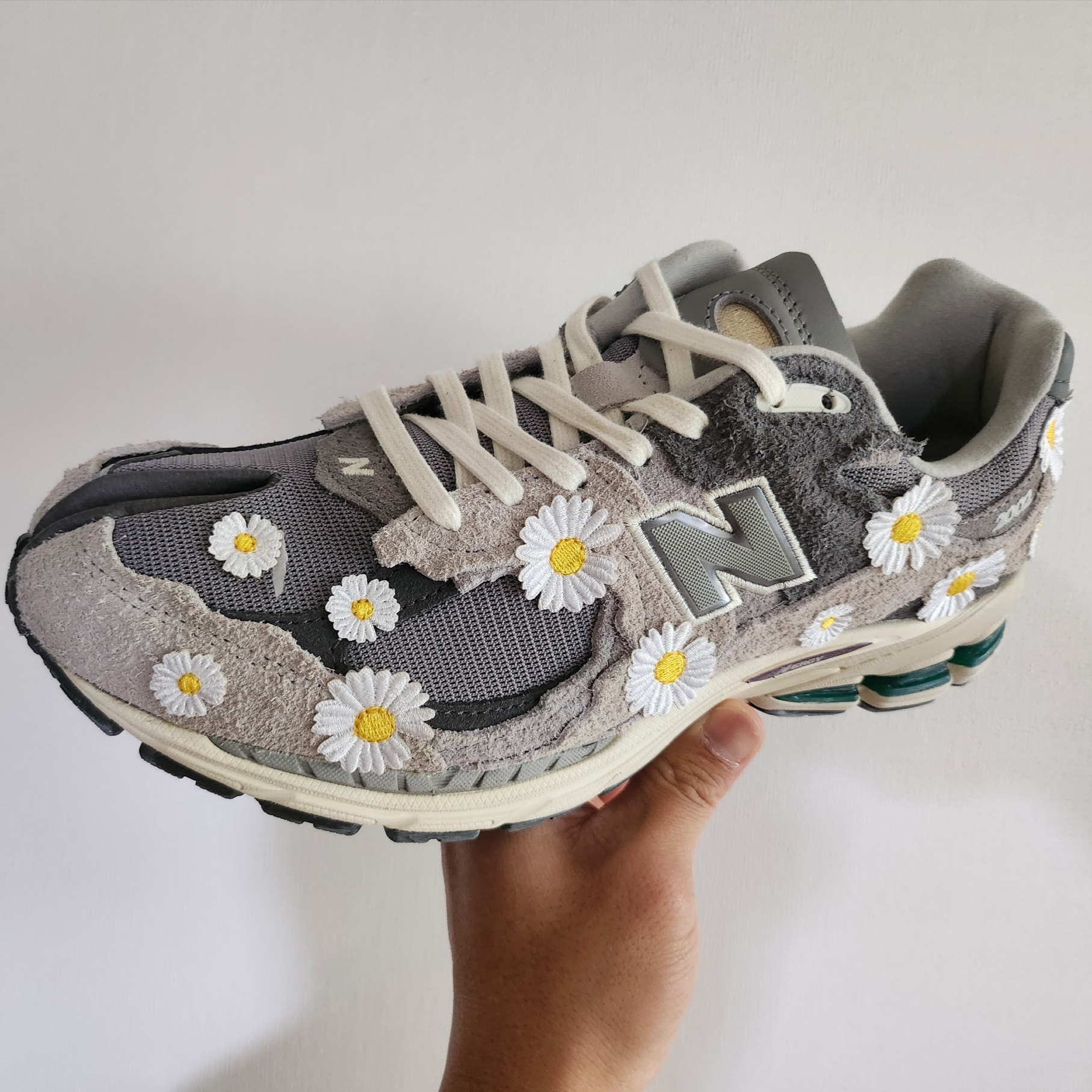 New Balance 2002R Protection Pack Rain Cloud 착용 스타일