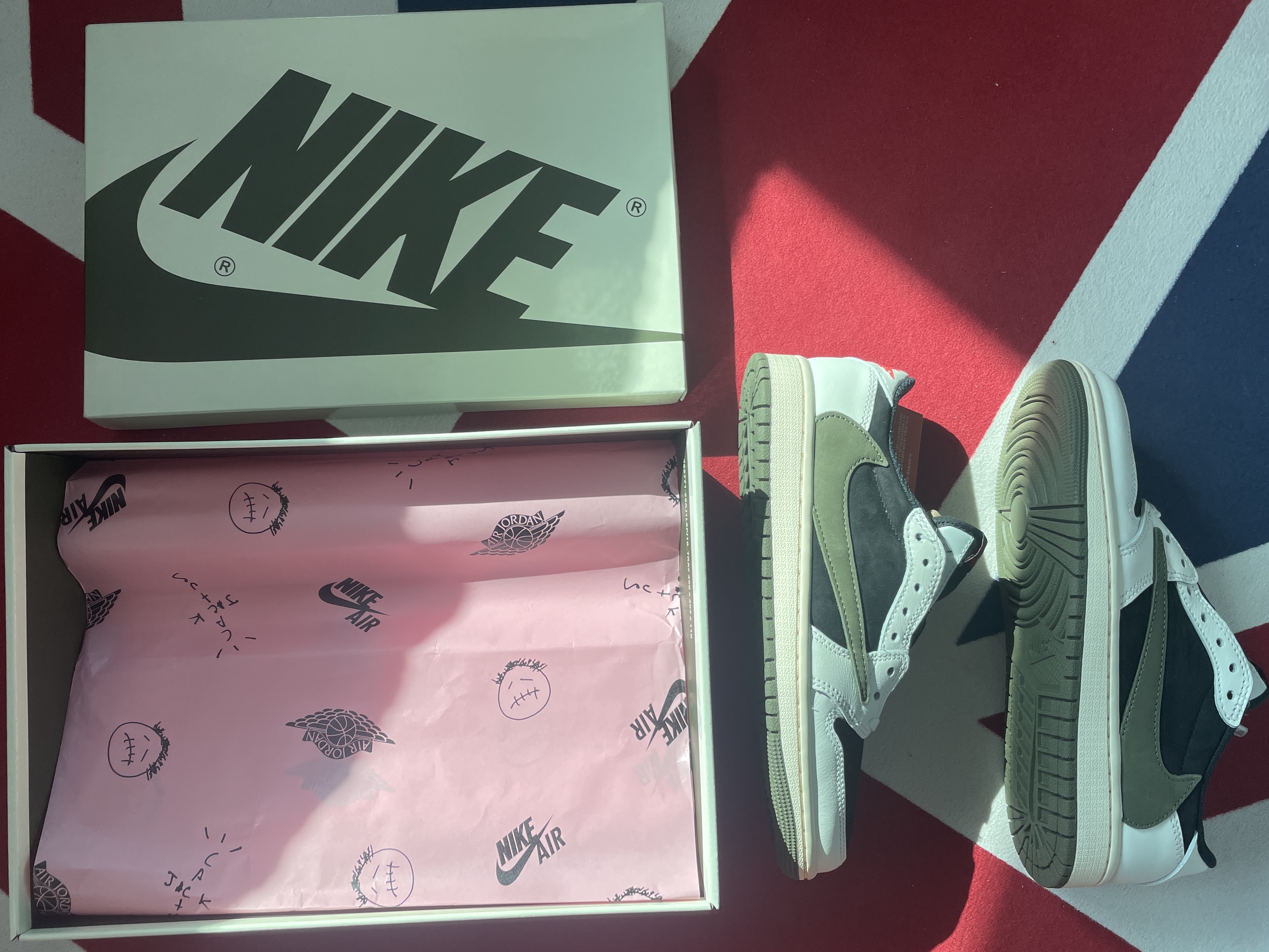 (W) Jordan 1 x Travis Scott Retro Low OG SP Medium Olive 착용 스타일 - 3