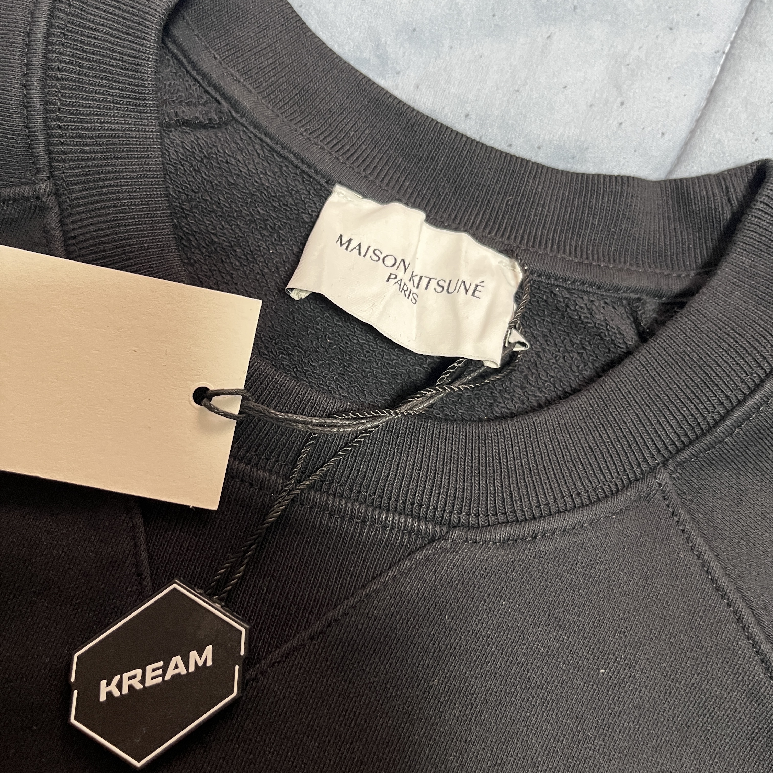 Maison Kitsune Grey Fox Head Patch Classic Sweatshirt Black 착용 스타일