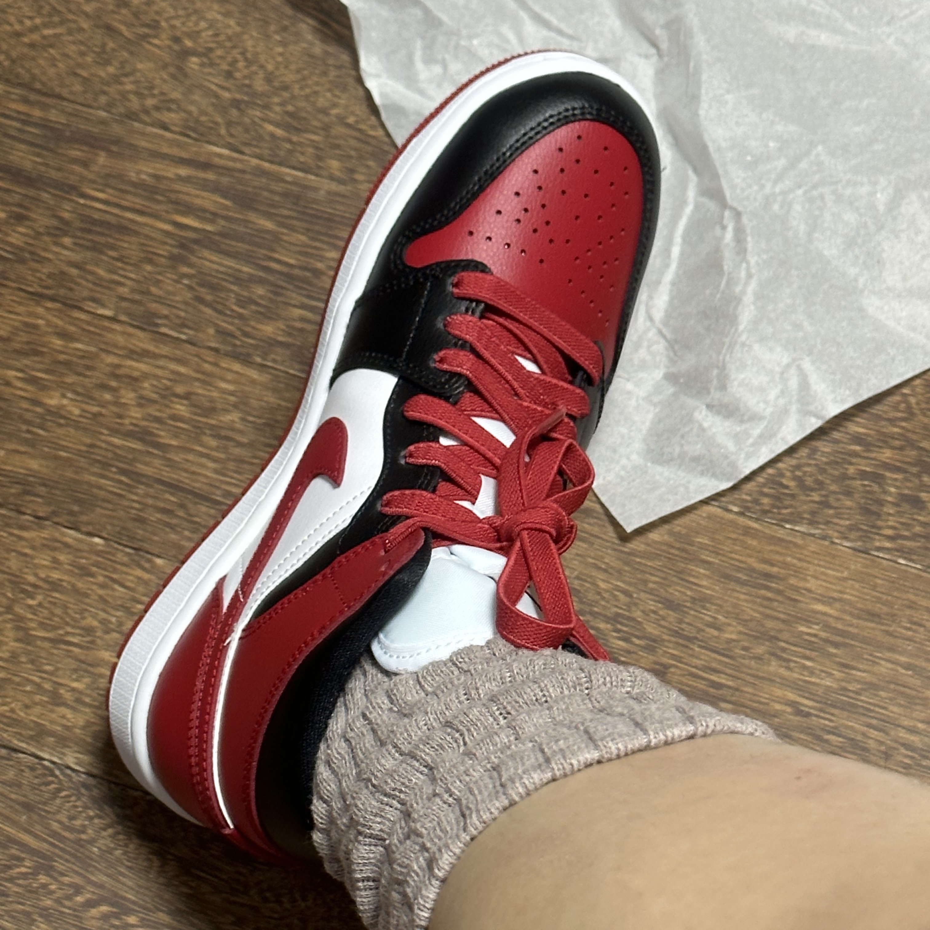 (W) Jordan 1 Mid Black and Gym Red 착용 스타일 - 2