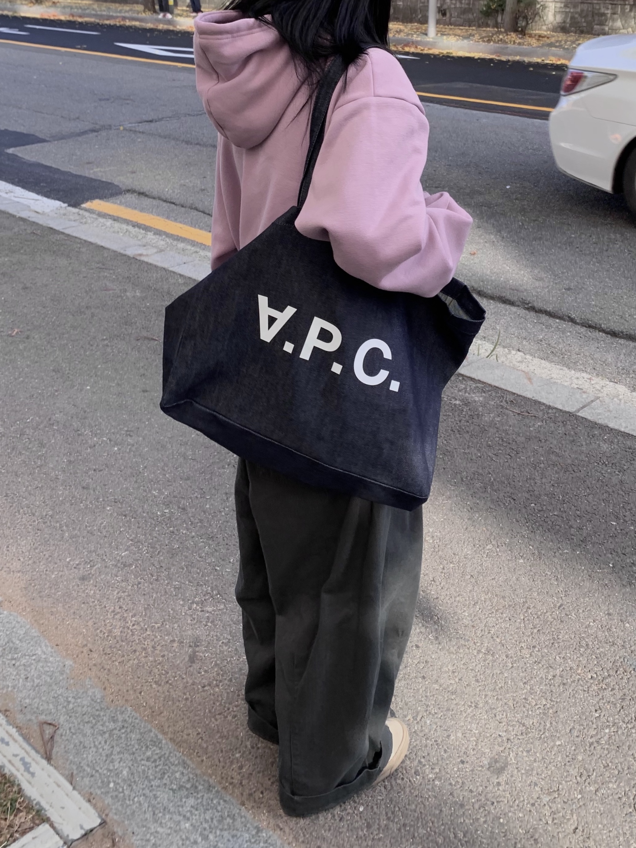 A.P.C. Daniela Shopping Bag Indigo 착용 스타일 - 3