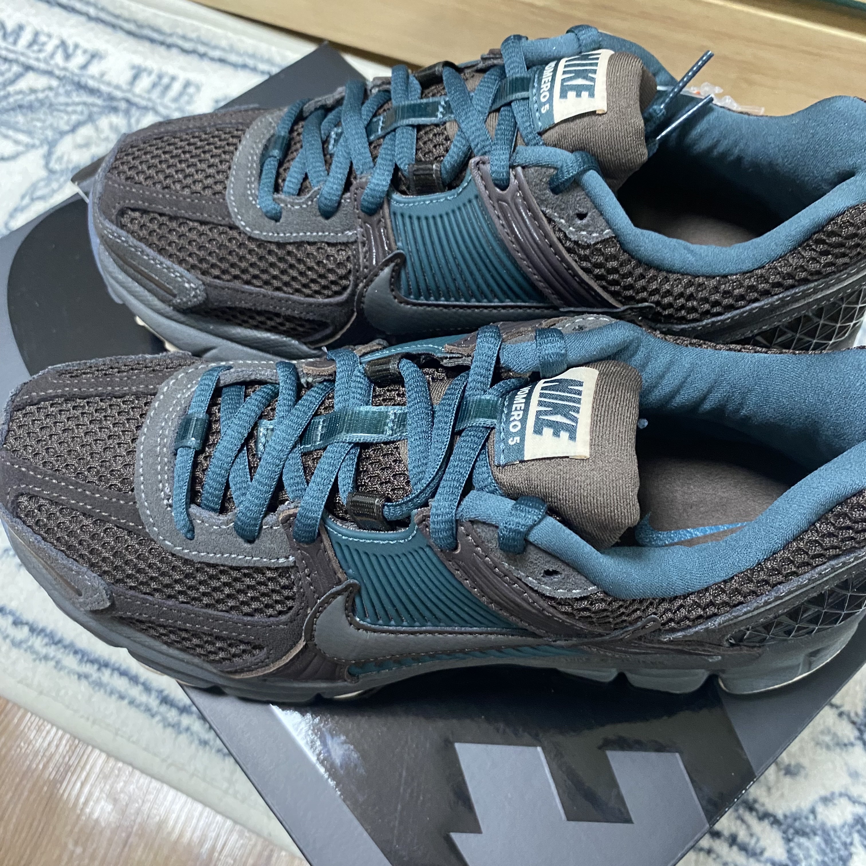 Nike Zoom Vomero 5 Velvet Brown and Medium Ash 착용 스타일 - 2