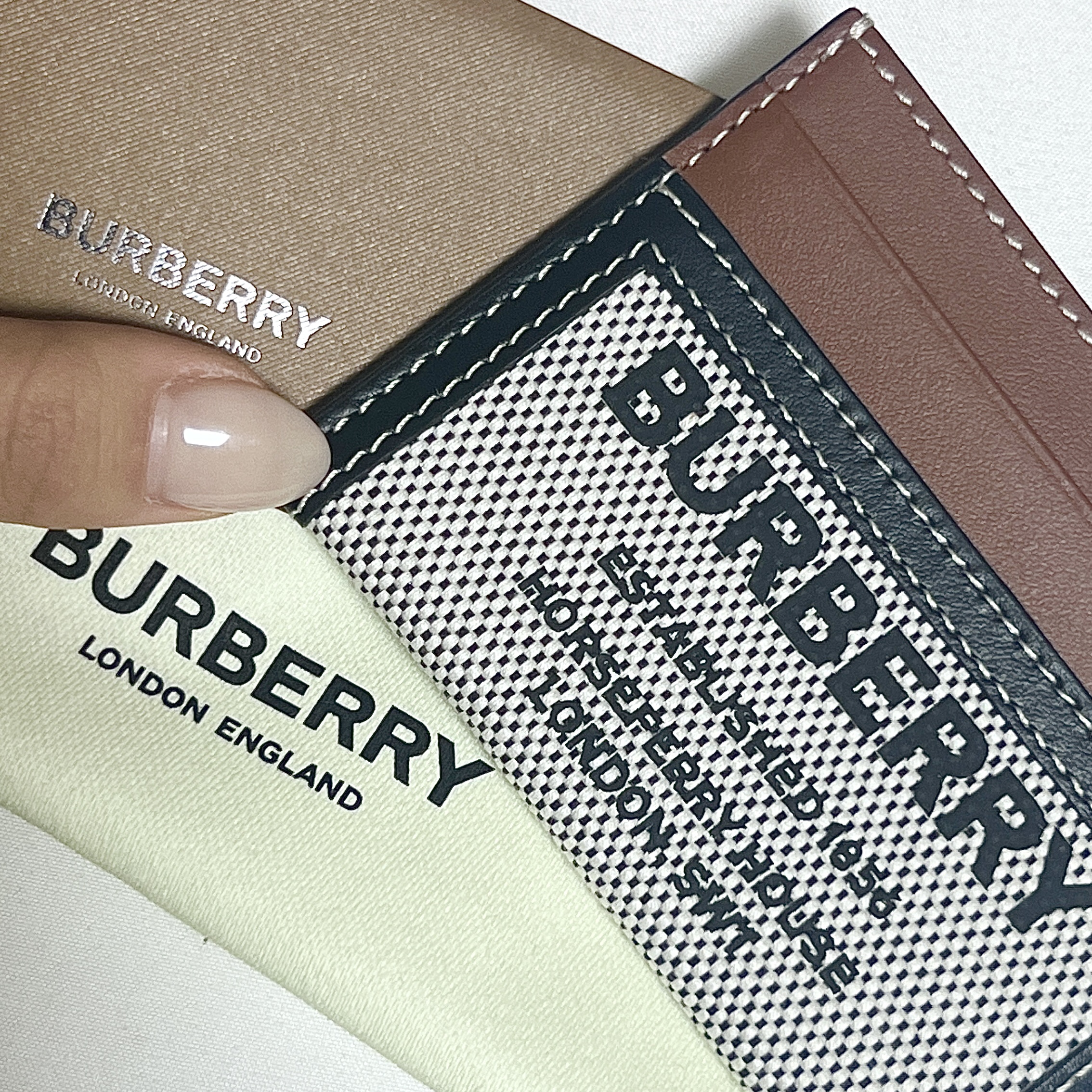 Burberry Horseferry Print Cotton Canvas Leather Card Case Black Tan 착용 스타일