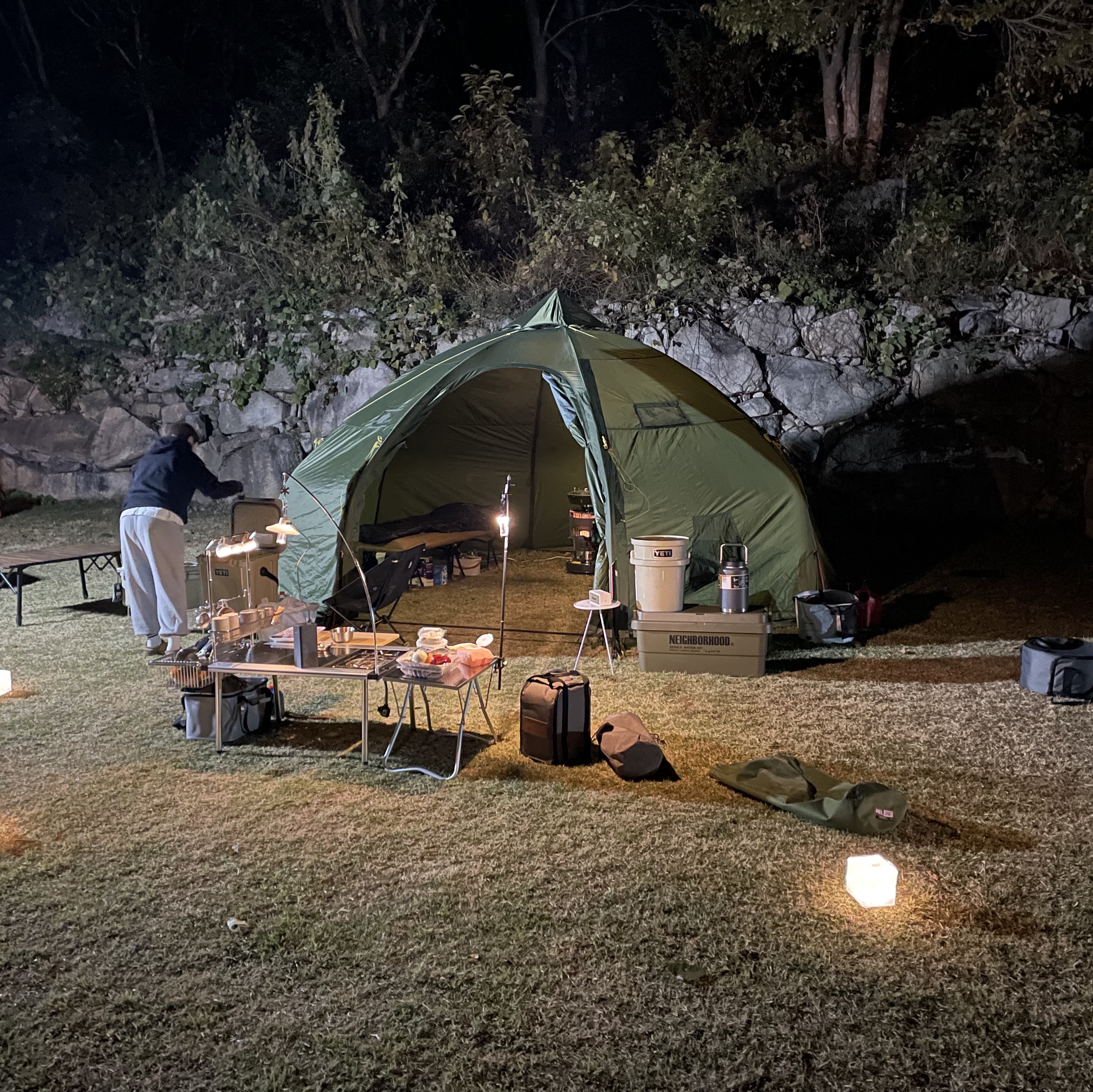 Helsport Varanger Dome 8-10 Outer Tent (With Pole), Helinox Cot One Convertible Black (Without Legs) 착용 스타일 - 6