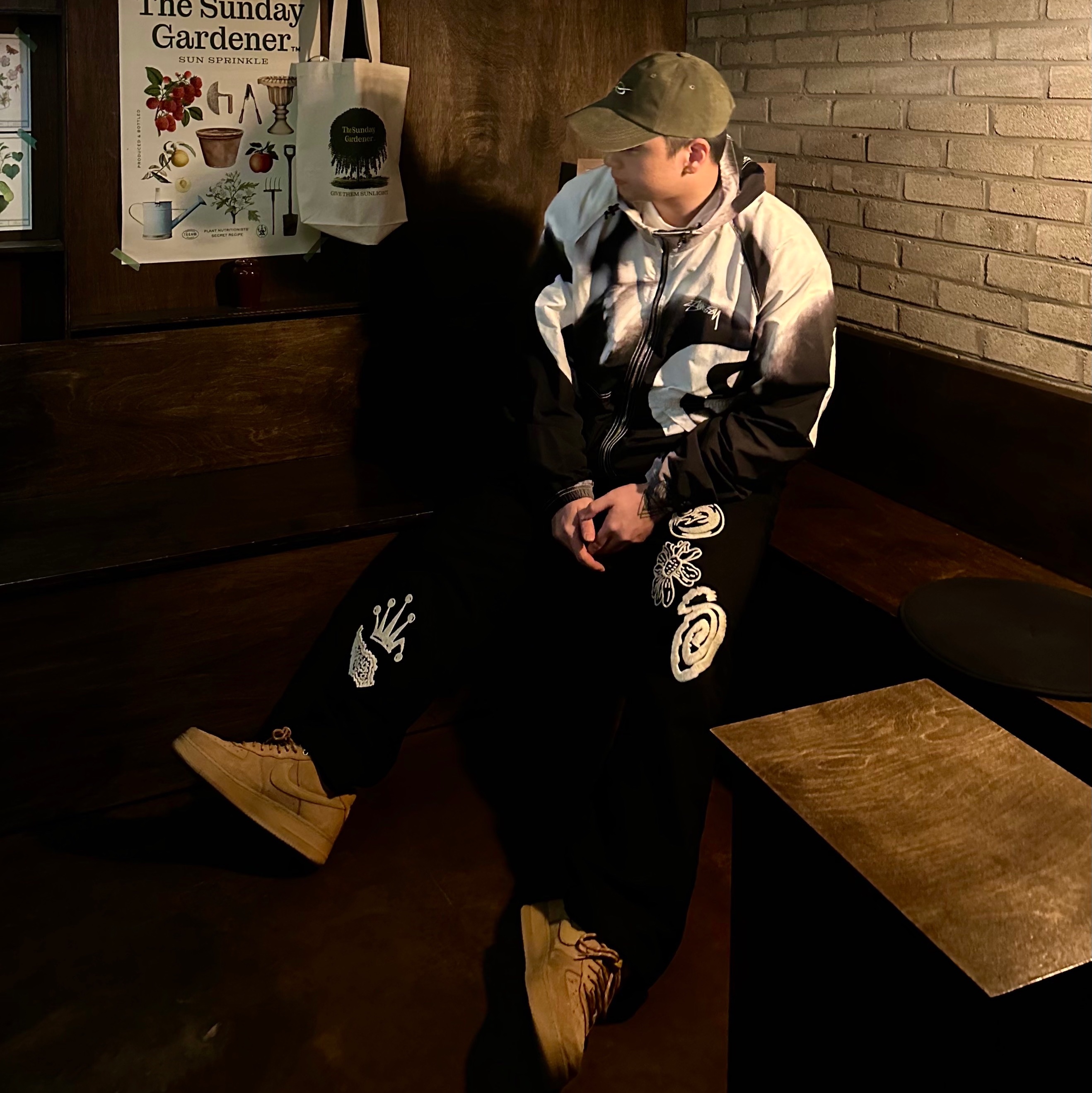 Stussy 8 Ball Beach Shell Jacket Greyscale, Stussy Noma Icon Beach Pants Washed Black 착용 스타일 - 1