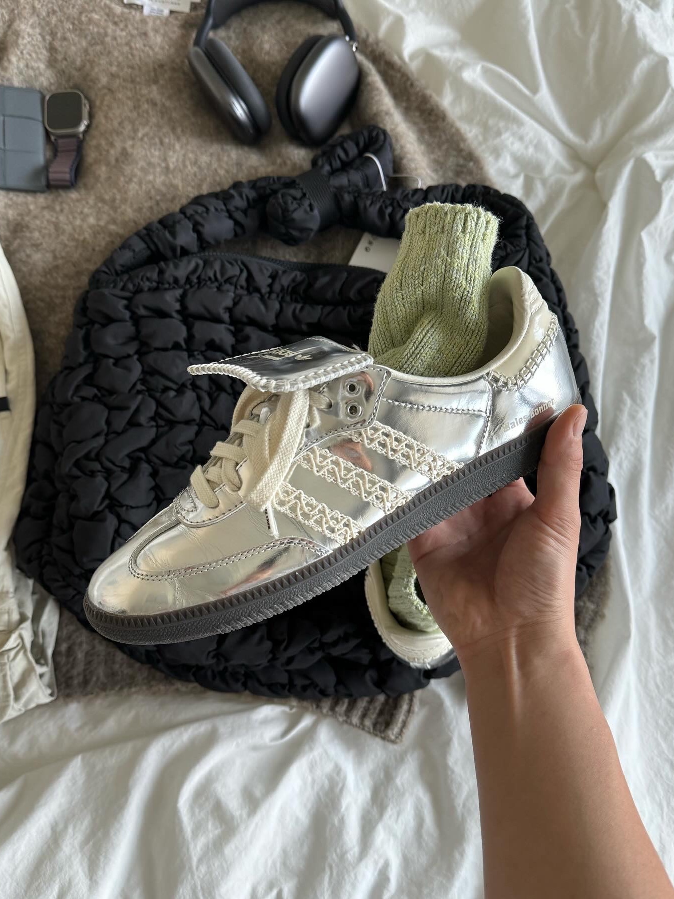 COS Quilted Oversized Shoulder Bag Black, Adidas x Wales Bonner Samba Silver Metallic 착용 스타일 - 3