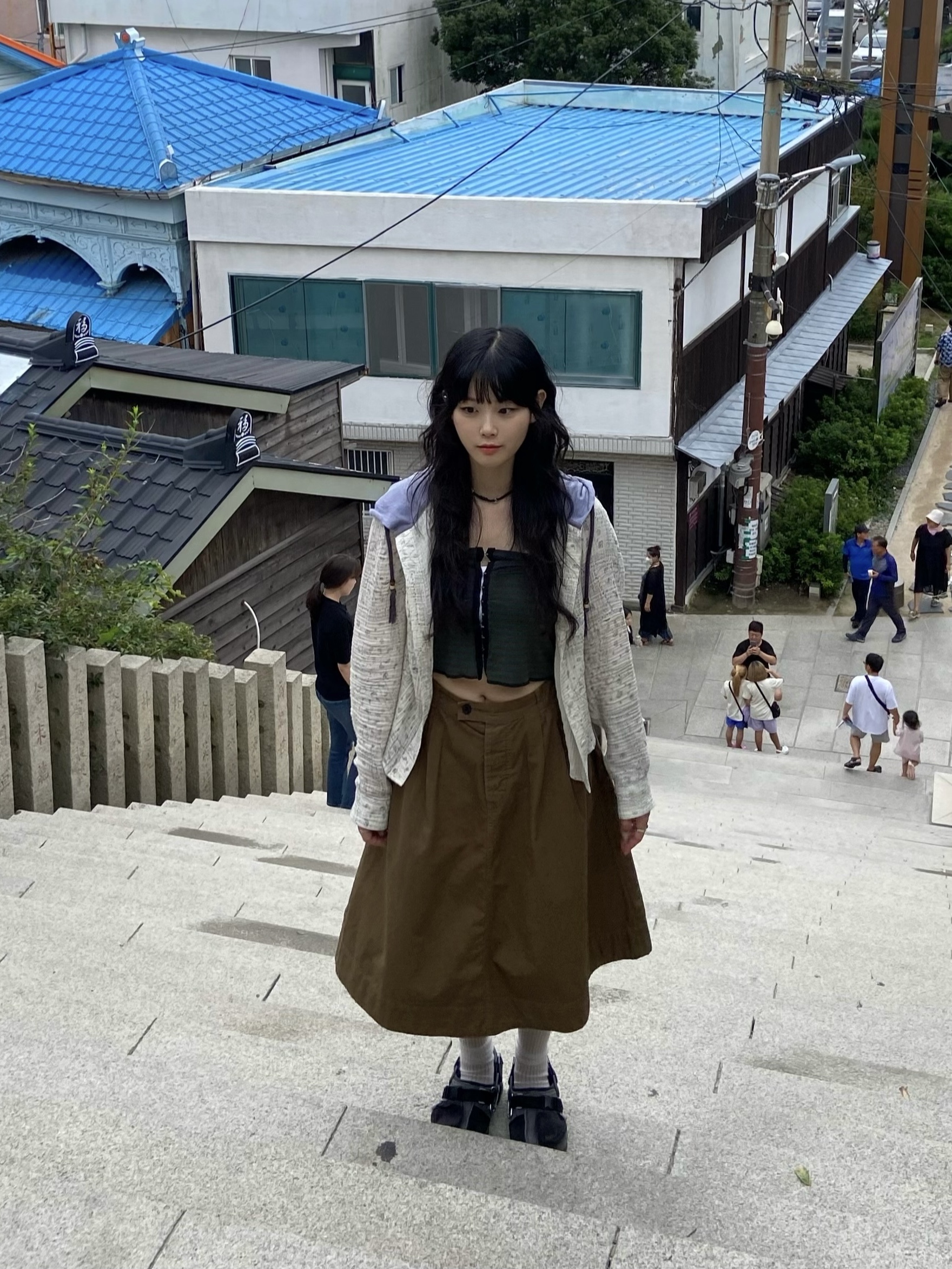 Crocs x Beams Classic All Terrain Mountain Parka Clog Grey 착용 스타일 - 2