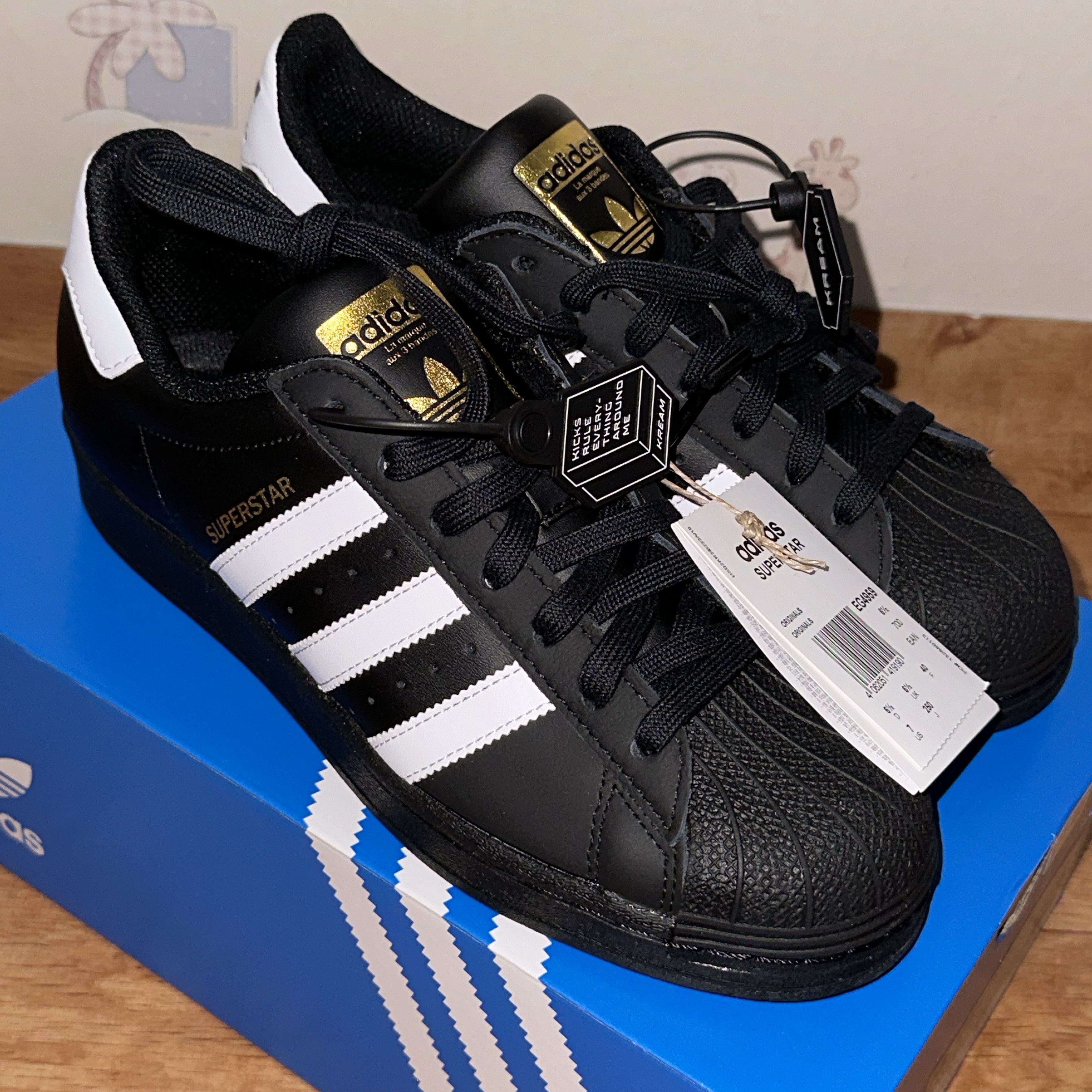 Adidas Superstar Core Black White 착용 스타일 - 1