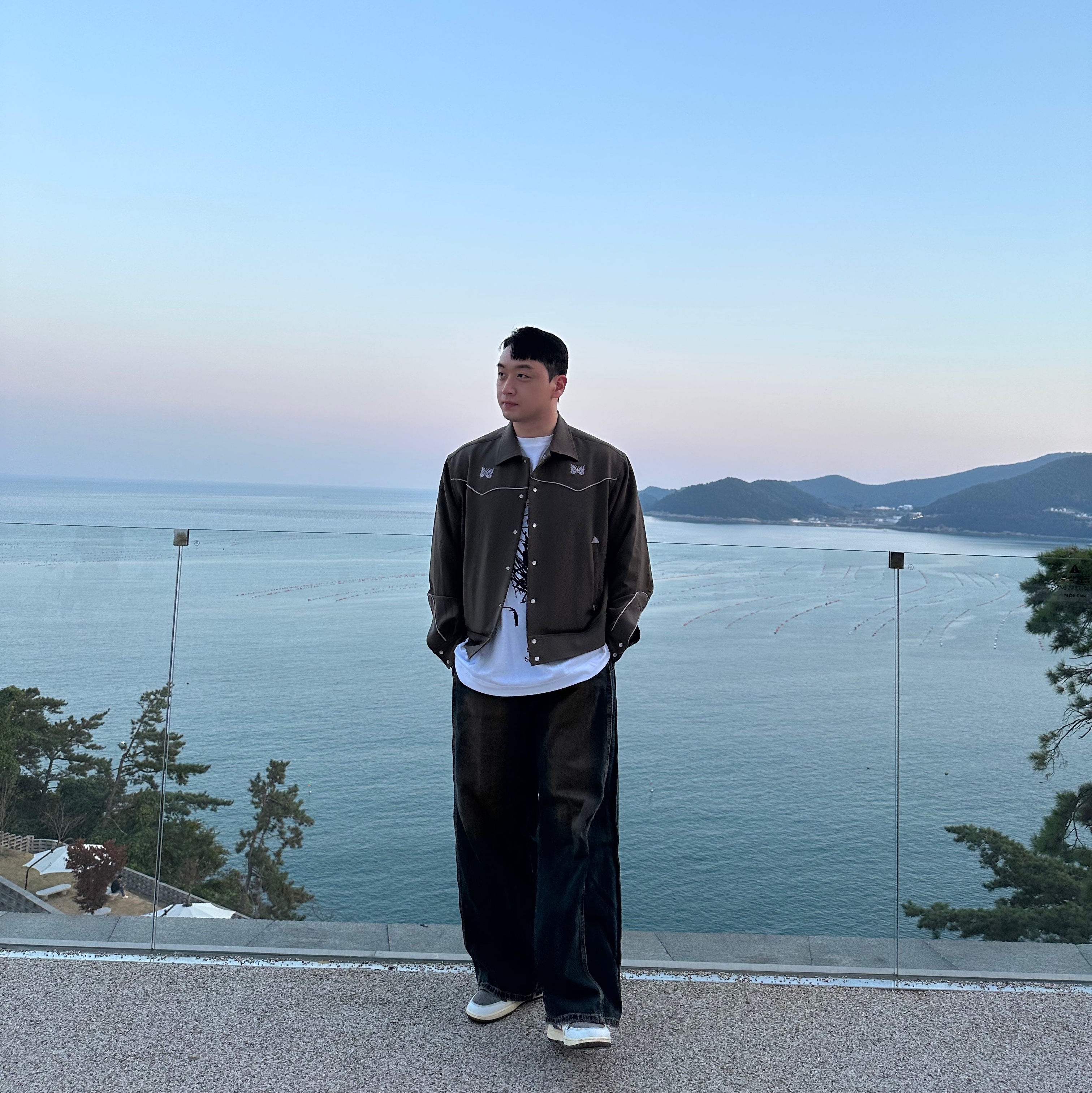 Needles Piping Cowboy Jacket Olive, Jordan 1 x Travis Scott Retro Low OG SP Sail and Ridgerock 착용 스타일 - 2
