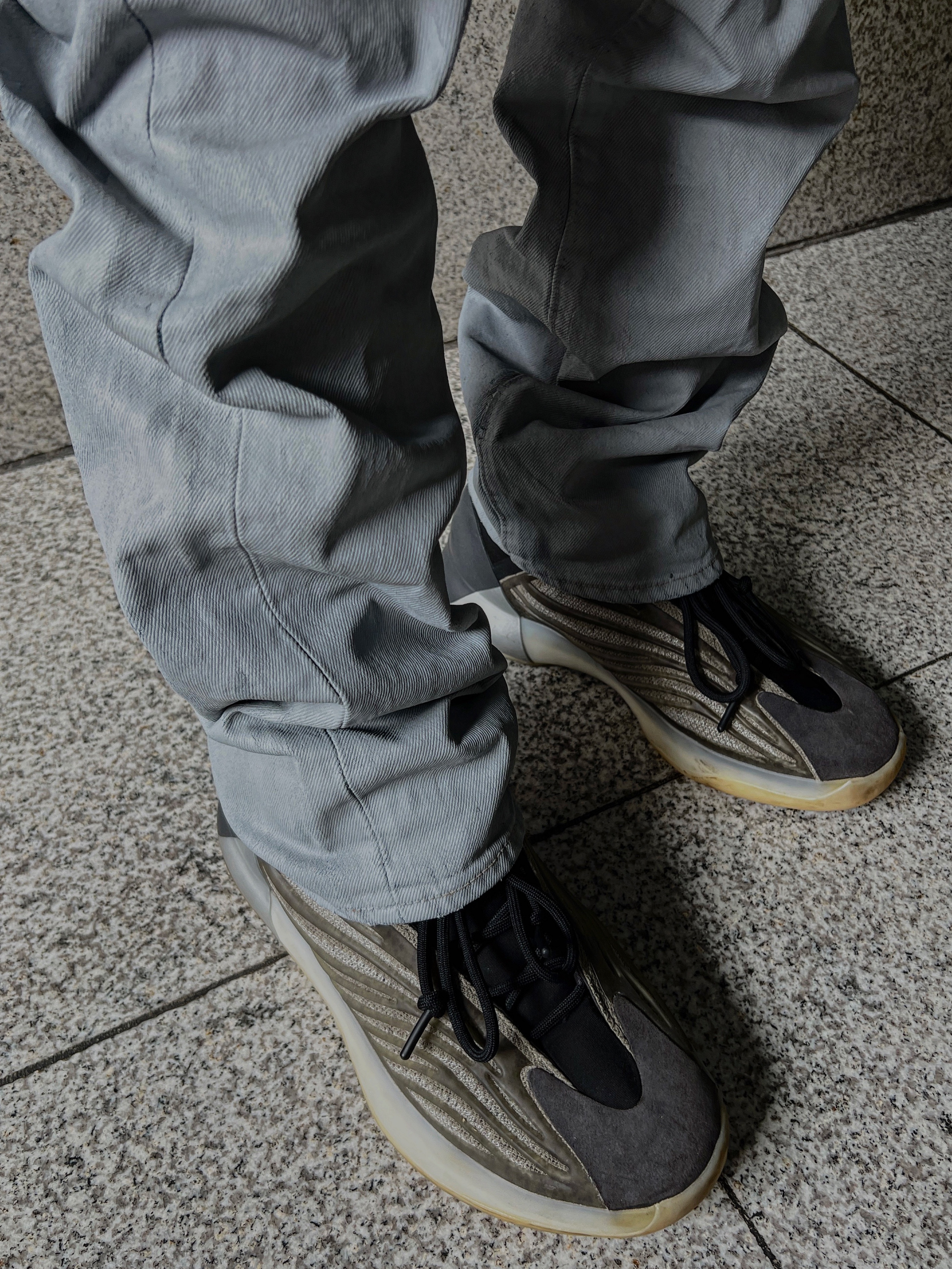 Adidas Yeezy QNTM Barium 착용 스타일