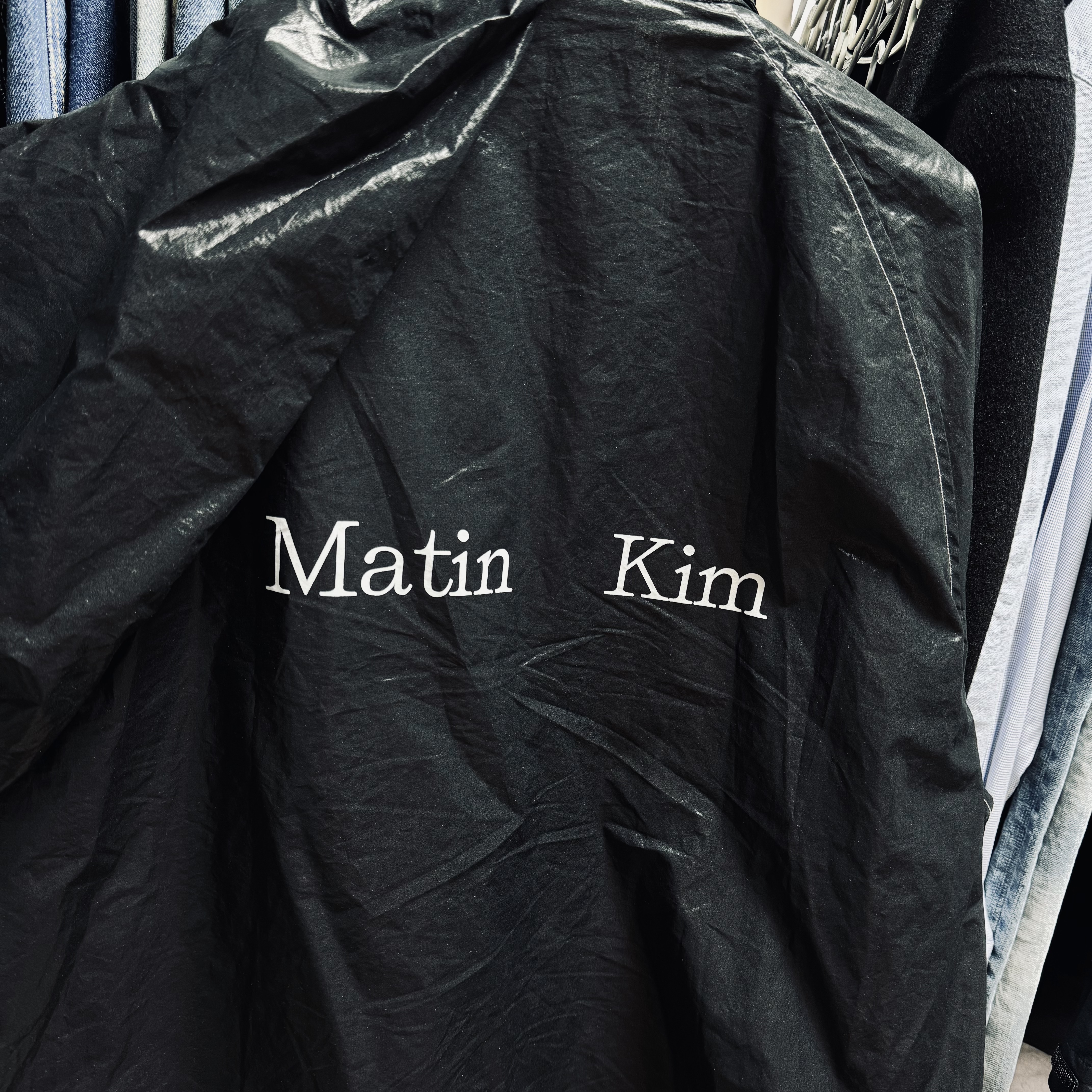 (W) Matin Kim Logo Coating Jumper Black 착용 스타일 - 2