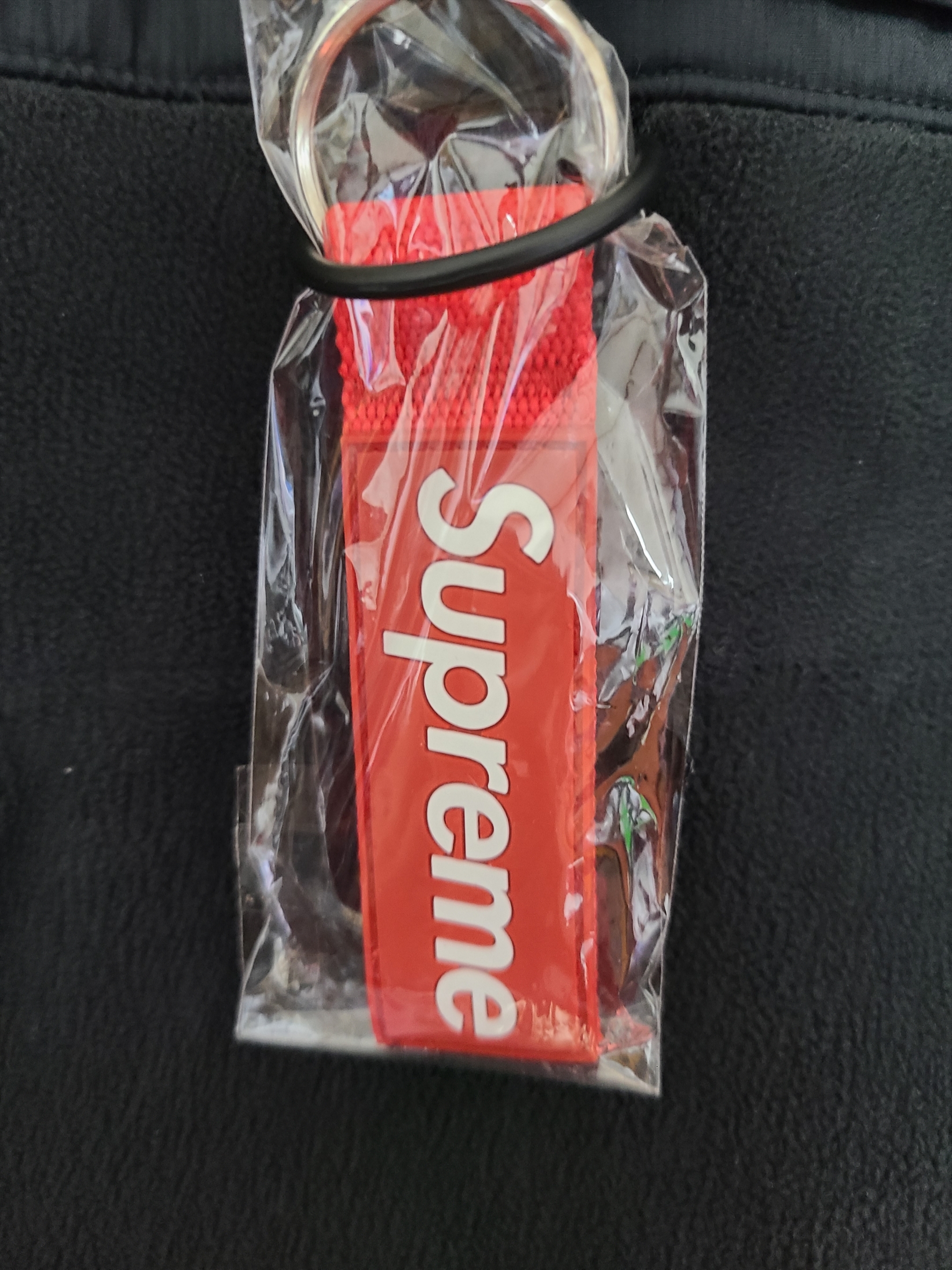 Supreme Webbing Keychain Red - 23SS 착용 스타일 - 2