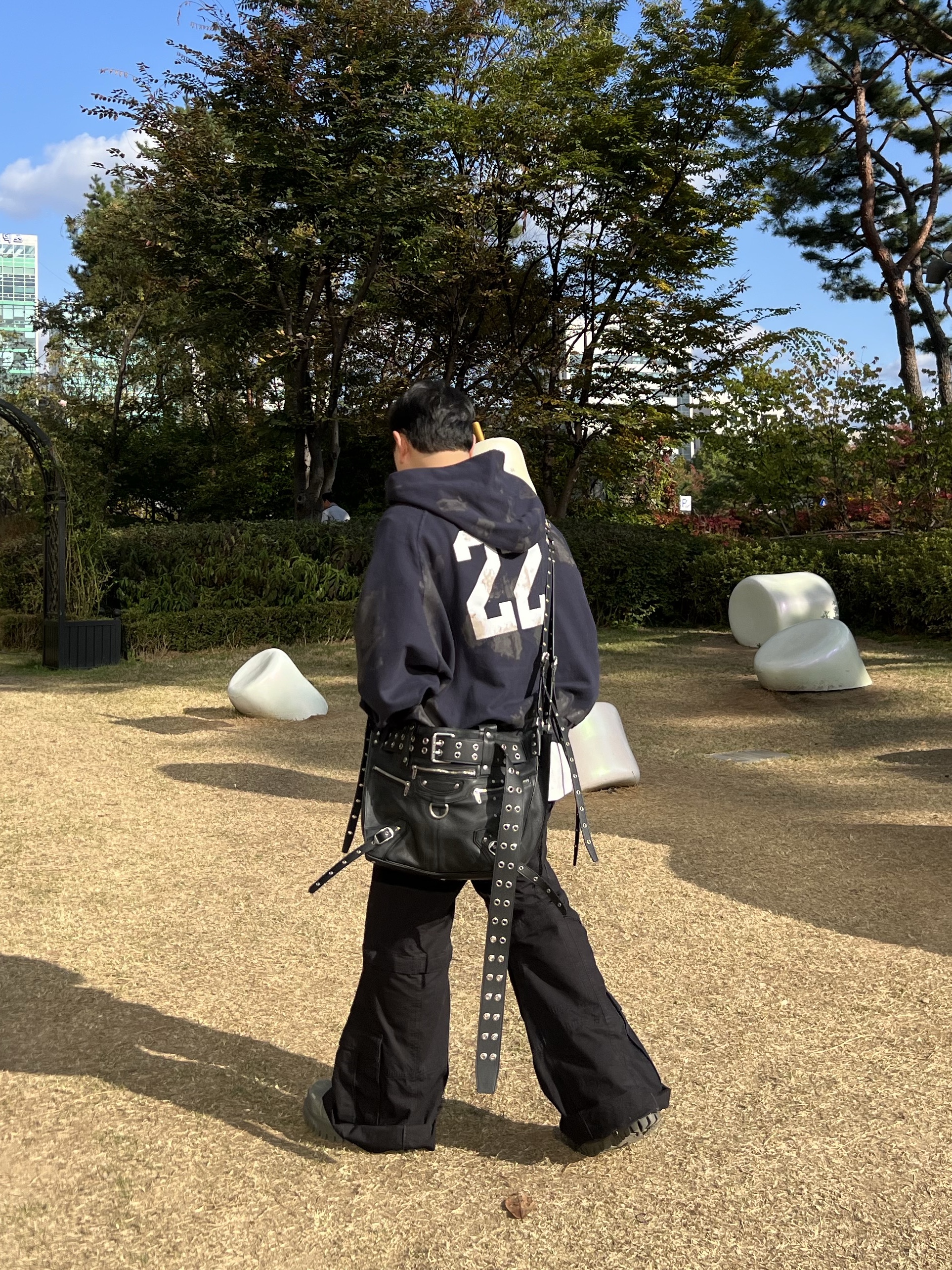 Balenciaga Paris Vintage Logo 22 Zip-Up Hoodie Dark Navy 착용 스타일