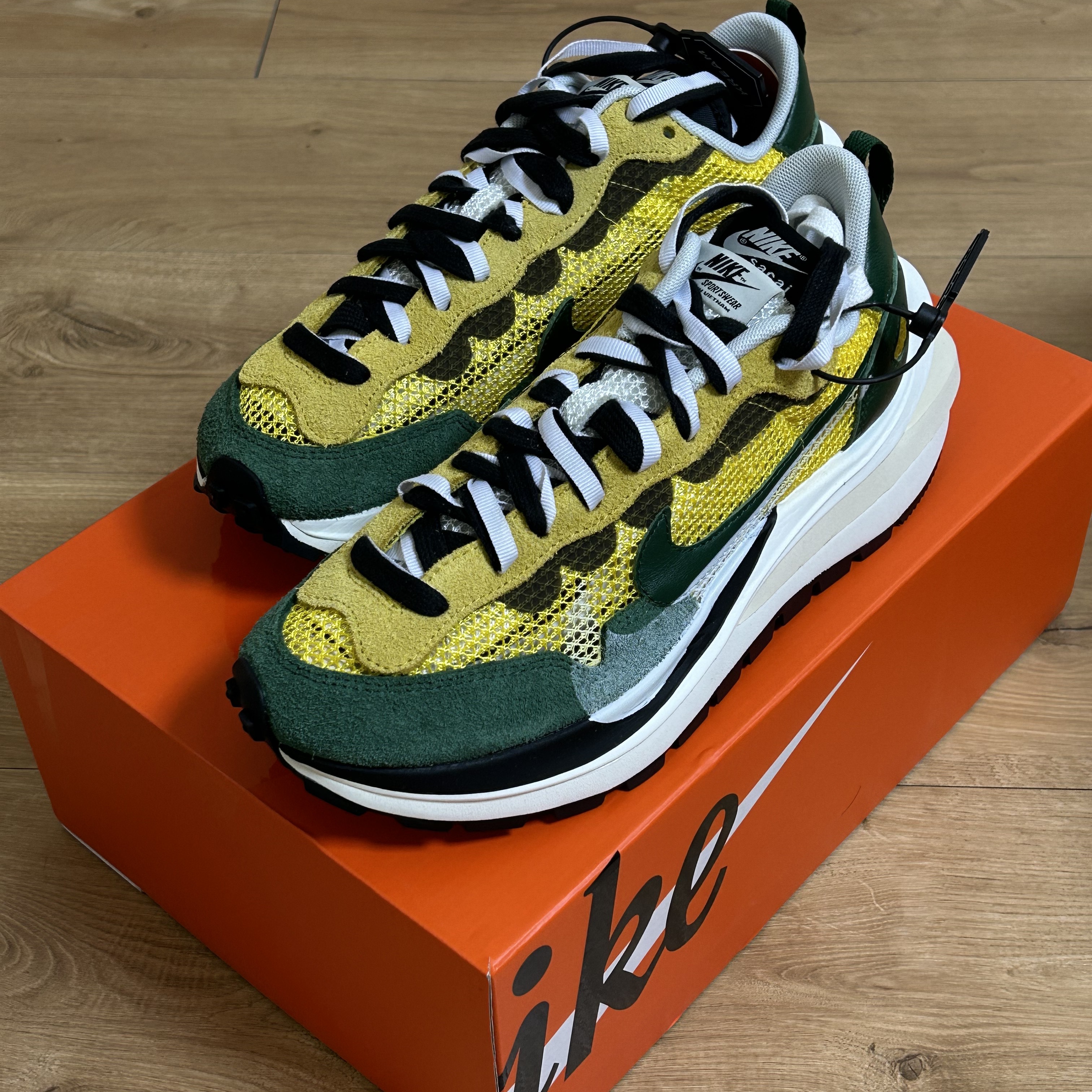 Nike x Sacai VaporWaffle Tour Yellow & Gorge Green Sail 착용 스타일 - 1