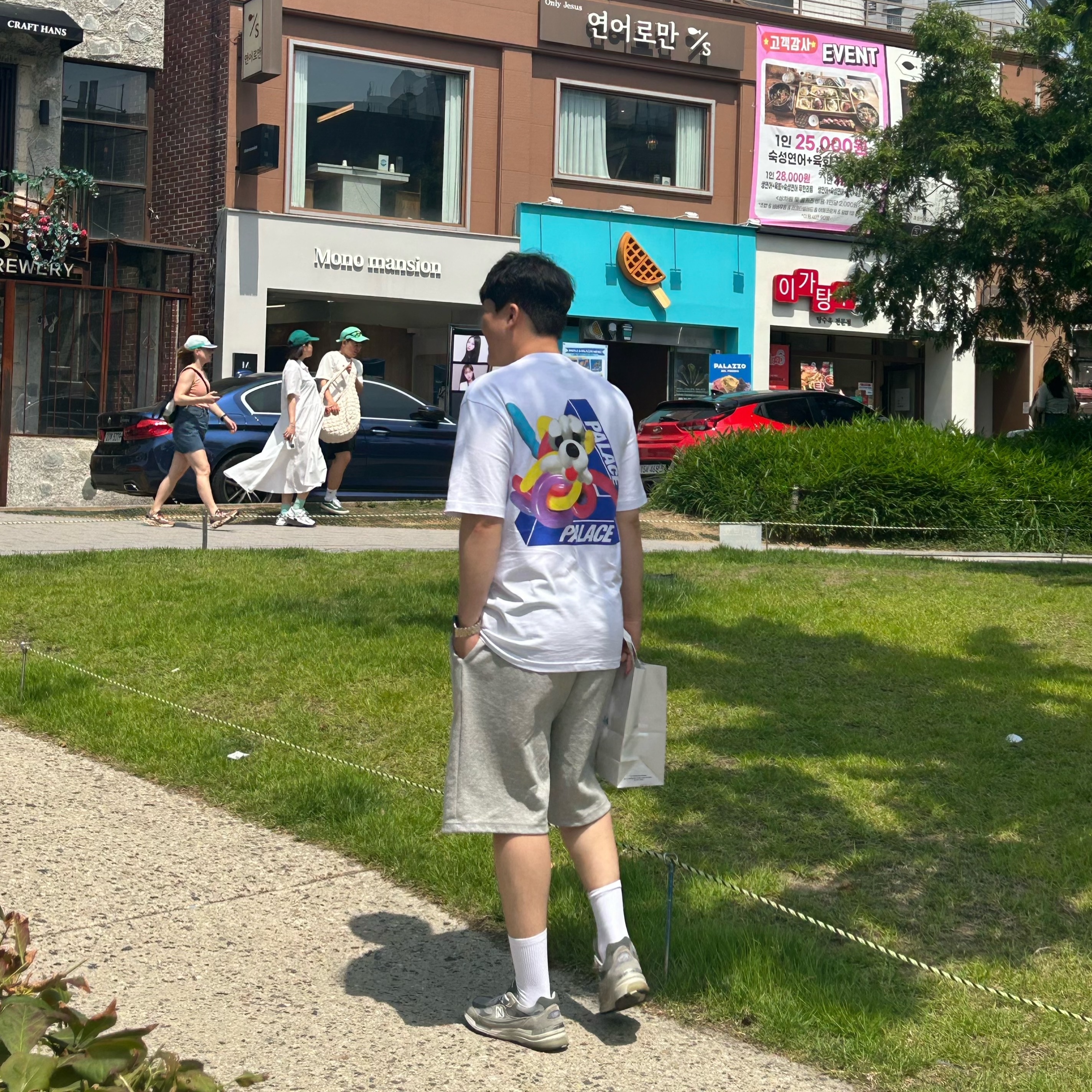 Palace Tri-Twister T-Shirt White - 23SS, New Balance 992 Made in USA Grey - D Standard 착용 스타일