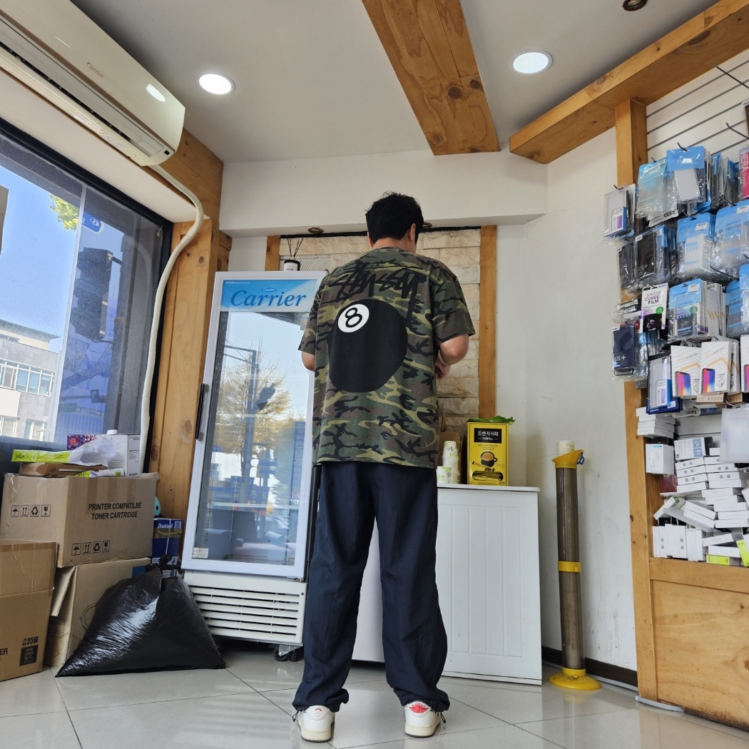 Stussy 8 Ball T-Shirt Camo, Jordan 1 x Travis Scott Retro Low OG SP Sail and Ridgerock 착용 스타일