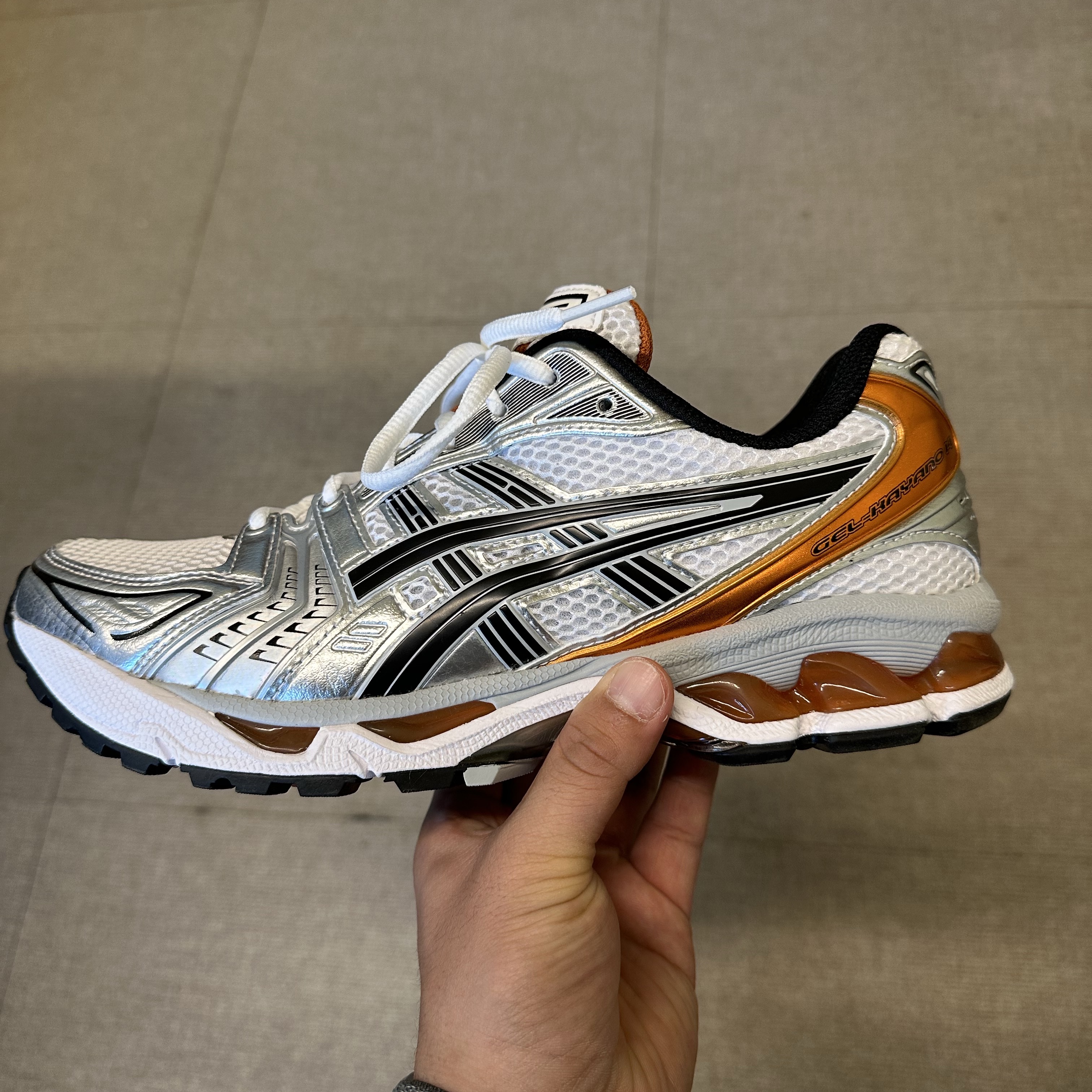 Asics Gel-Kayano 14 White Piquant Orange 착용 스타일 - 1