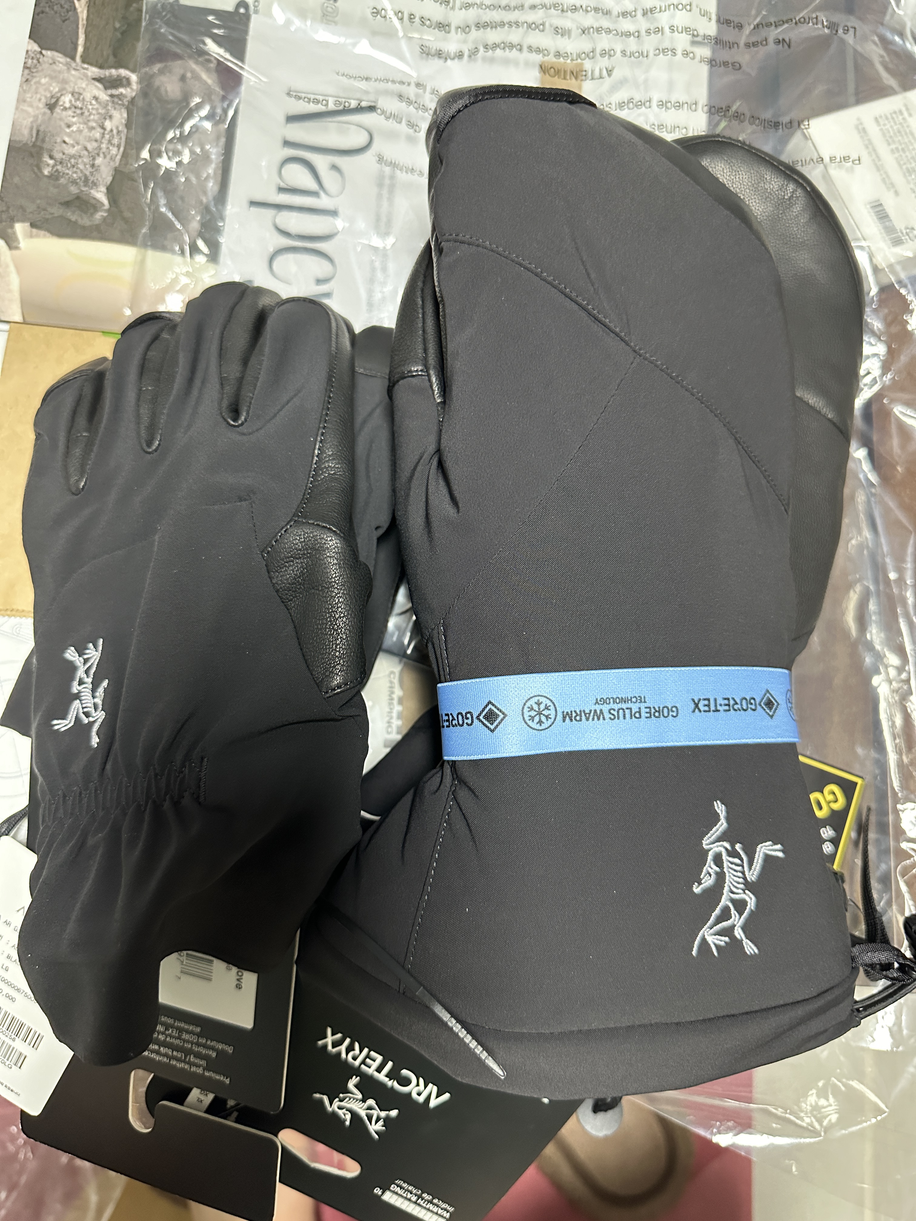 Arc'teryx Fission SV Mitten Black Infrared 착용 스타일