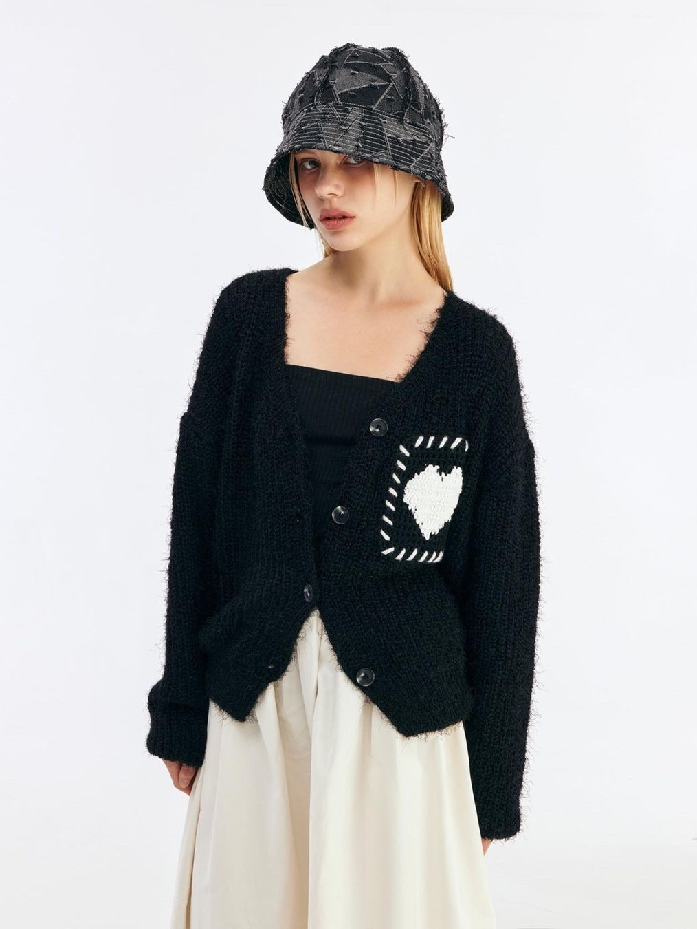 The Greatest Women Heart Cardigan Black 착용 스타일 - 2