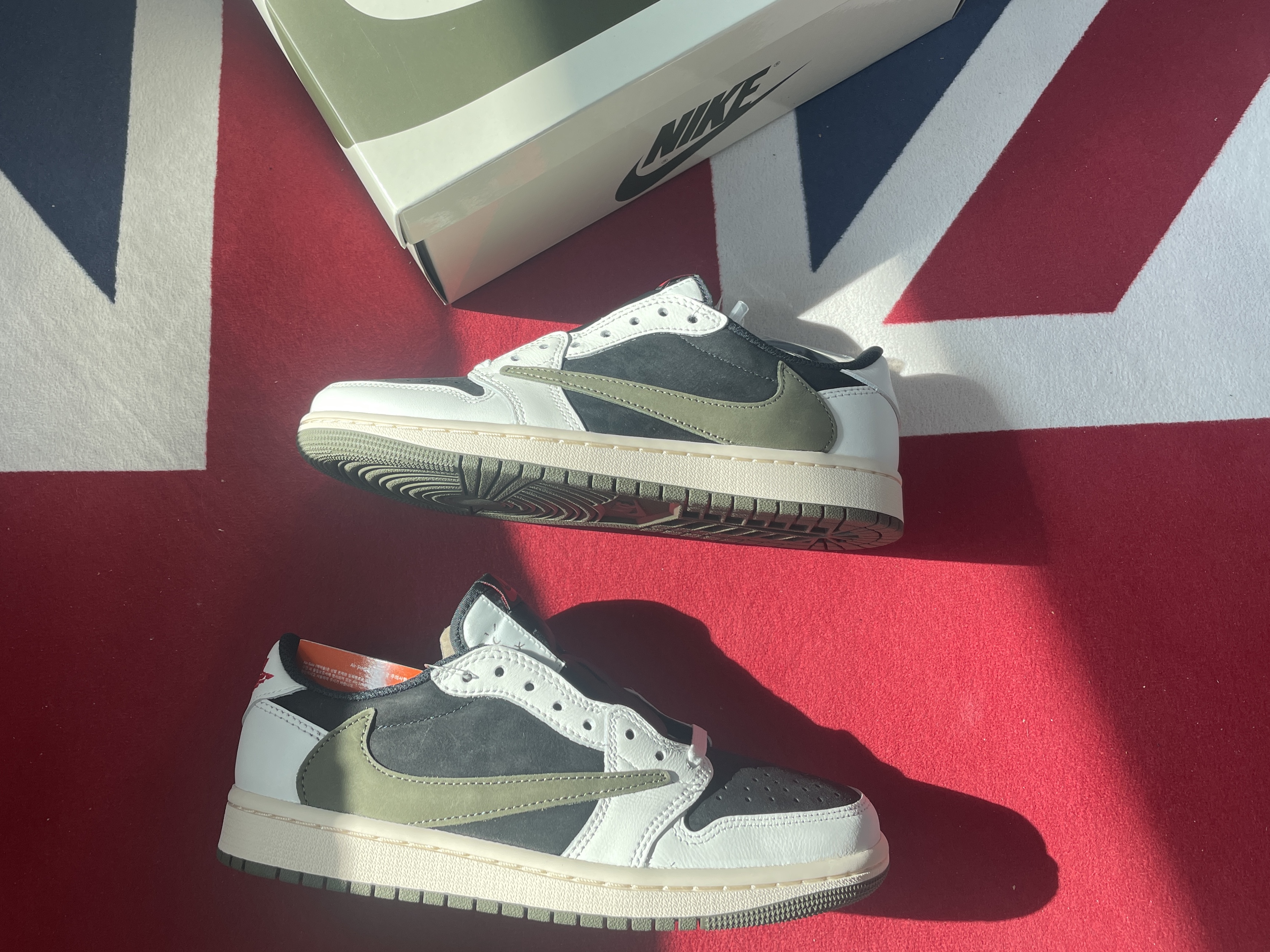 (W) Jordan 1 x Travis Scott Retro Low OG SP Medium Olive 착용 스타일 - 1
