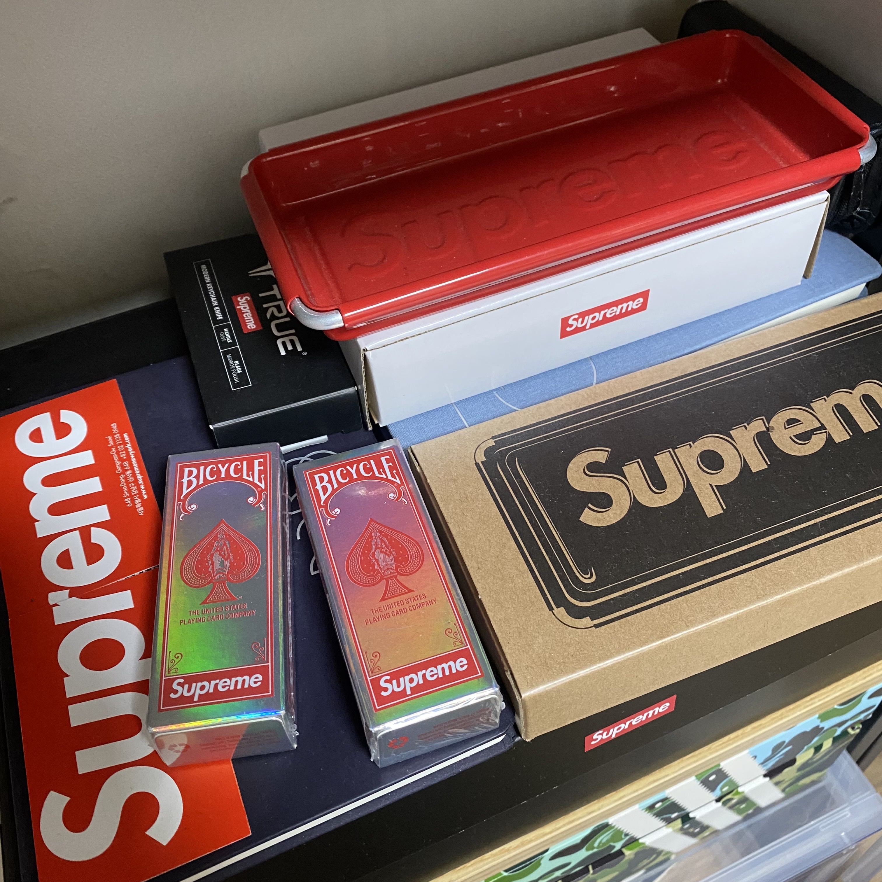 Supreme x Bicycle Holographic Slice Cards Holographic - 23FW, Supreme x Dulton Tray Red - 23SS 착용 스타일