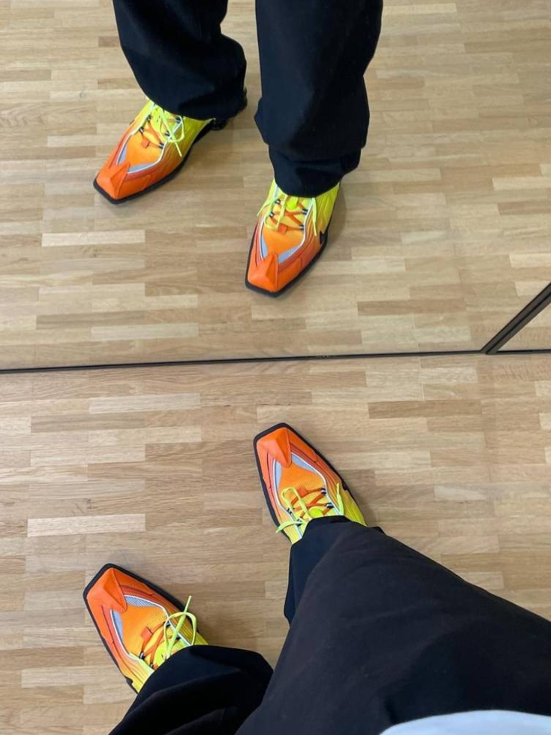 Nike x Martine Rose Shox MR4 Safety Orange, Nike x Martine Rose Shox MR4 Scuba Blue 착용 스타일 - 6