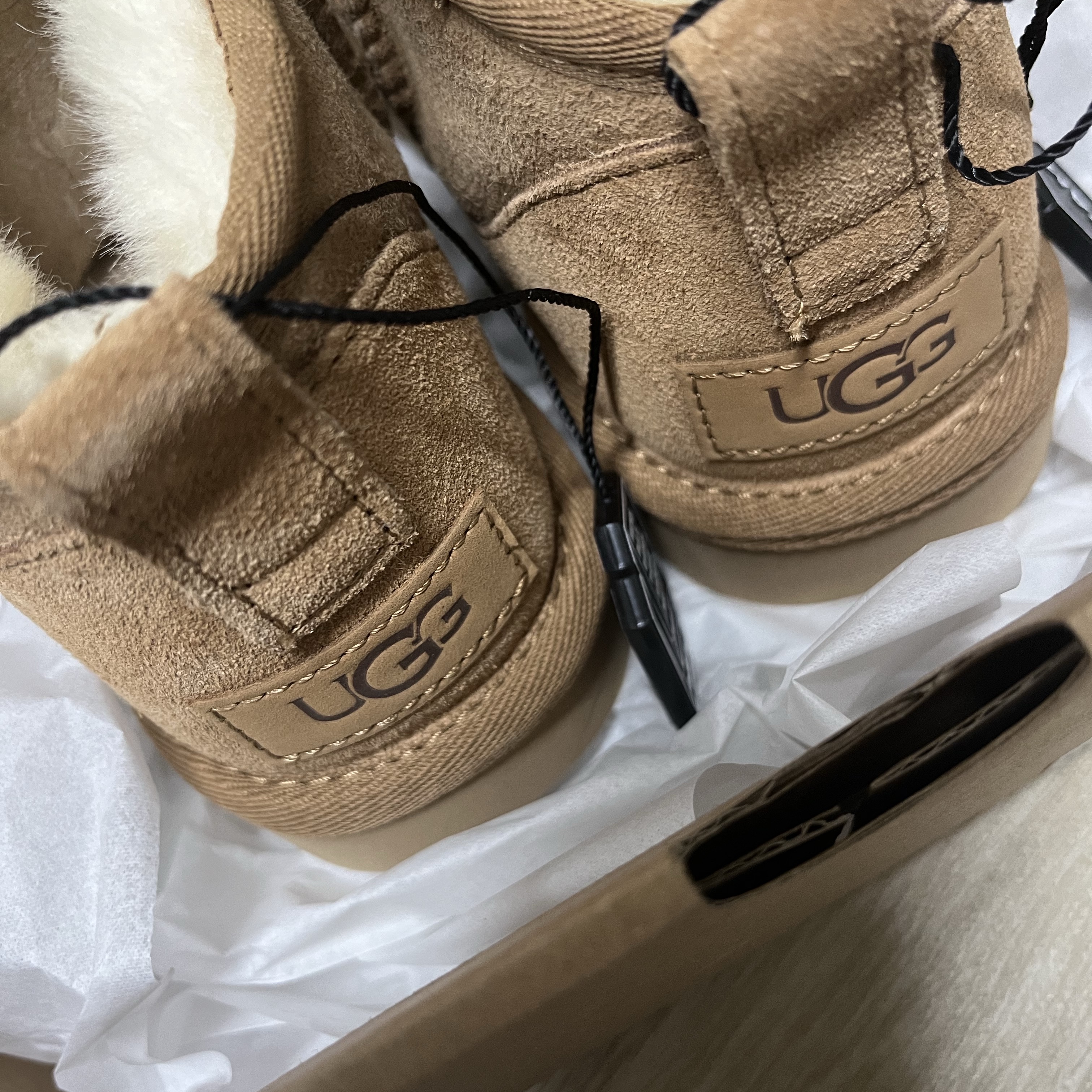 (W) UGG Classic Ultra Mini Boots Chestnut 착용 스타일 - 2