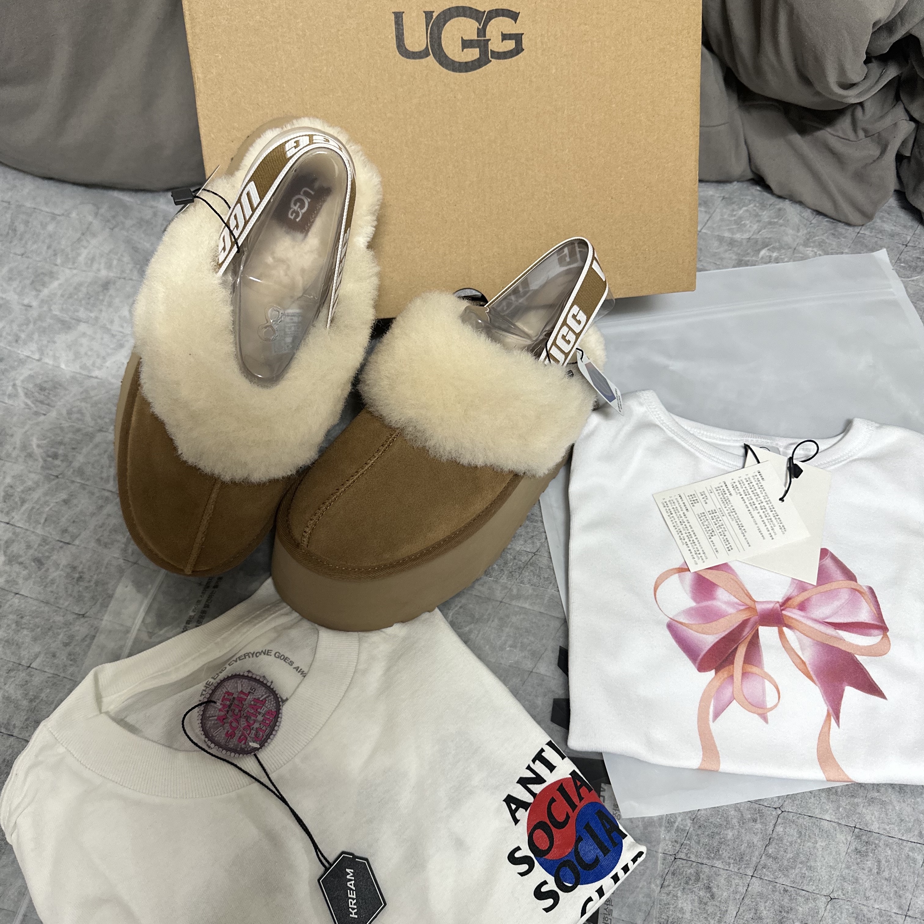 Anti Social Social Club x Casestudy Korean Flag T-Shirt White, (W) UGG Funkette Slides Chestnut 착용 스타일