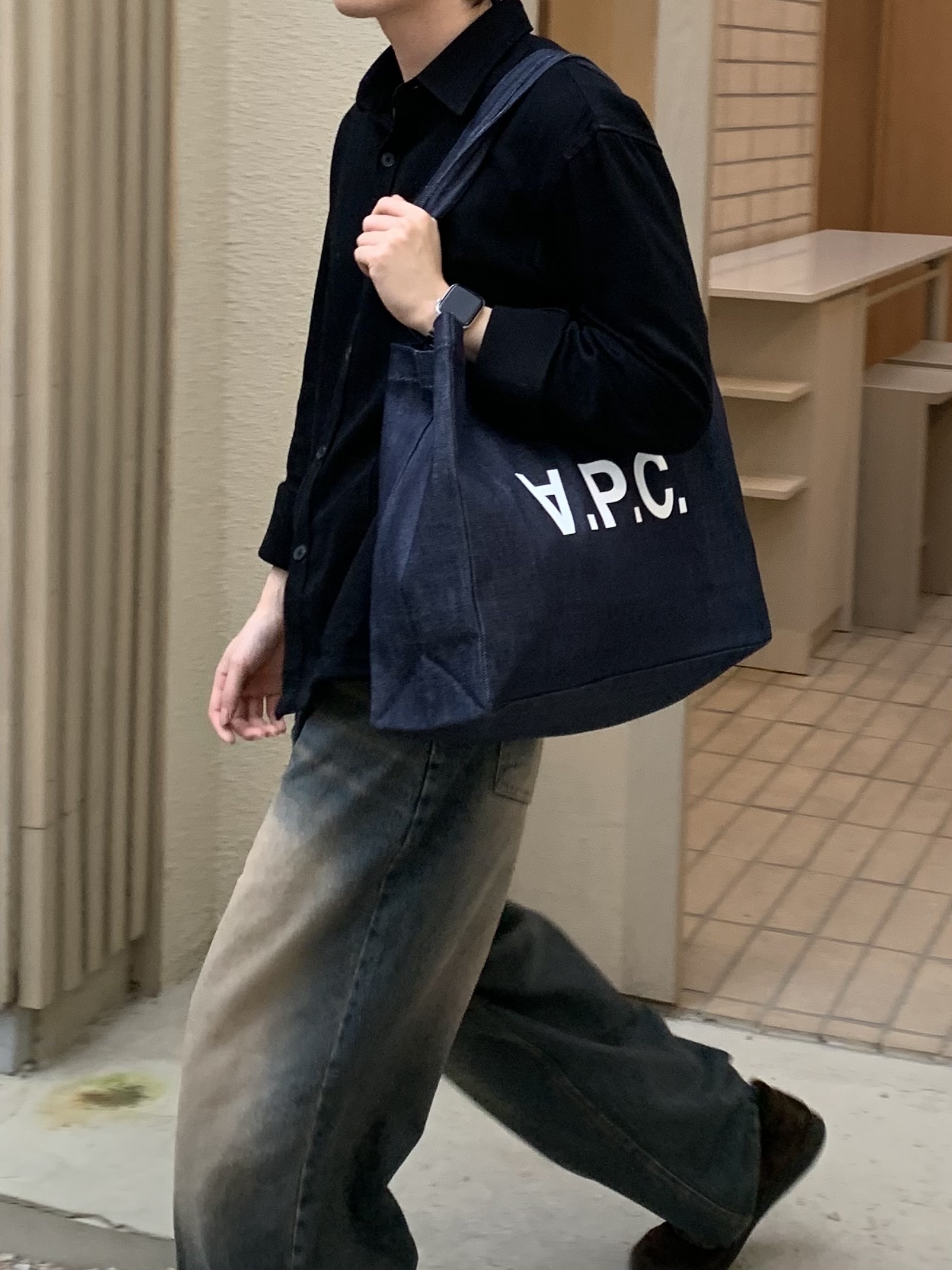 A.P.C. Daniela Shopping Bag Indigo 착용 스타일 - 4
