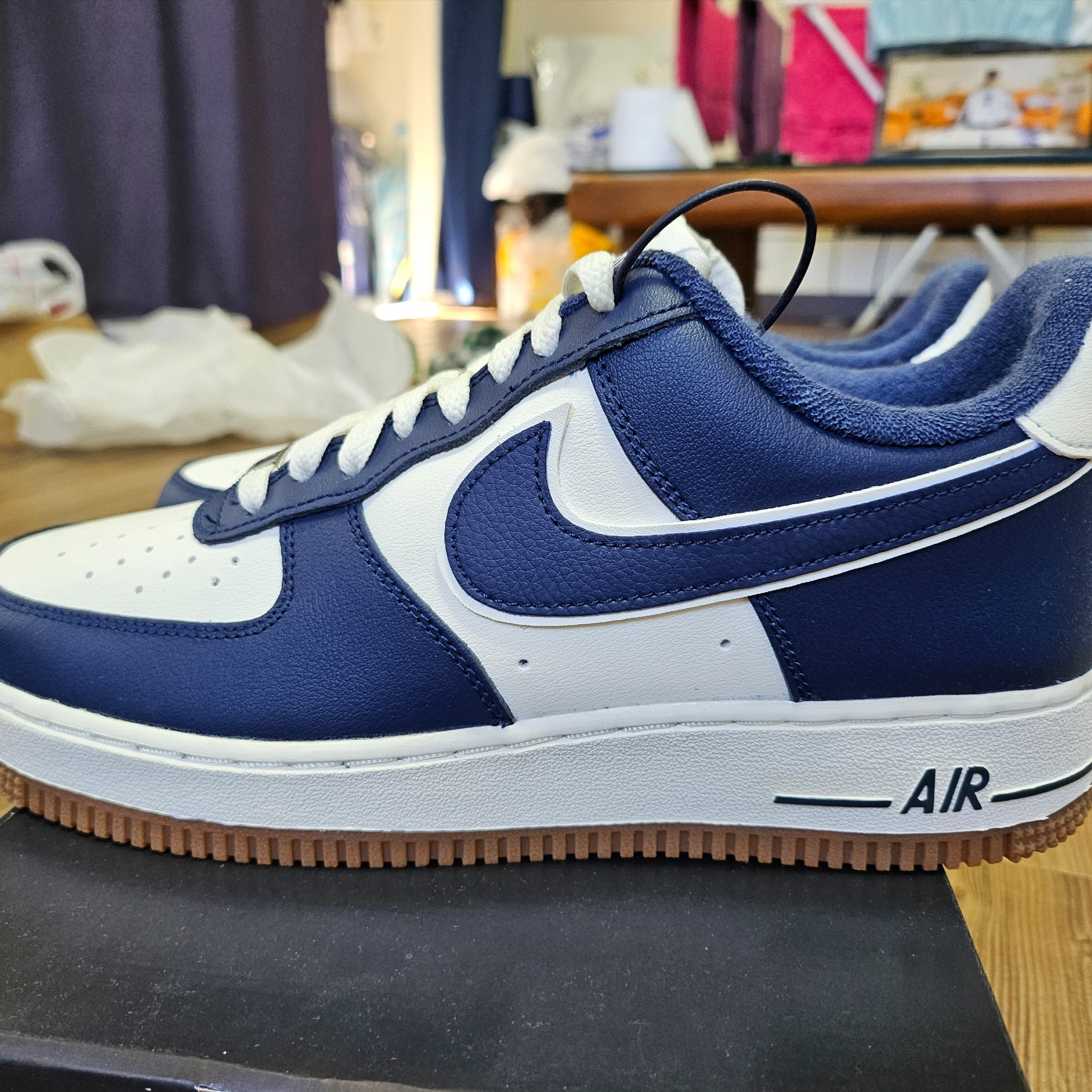 Nike Air Force 1 '07 LV8 Midnight Navy 착용 스타일 - 2