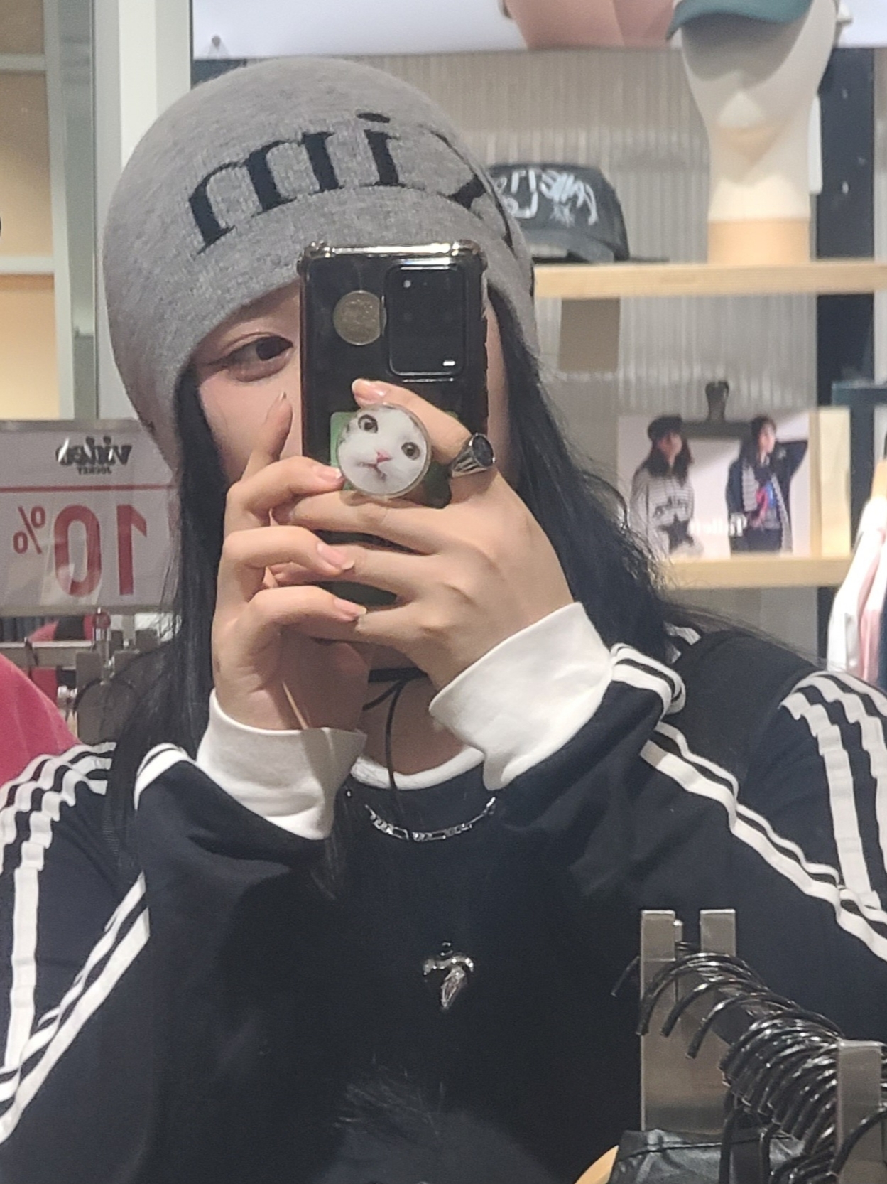 Matin Kim Logo Jacquard Short Beanie Grey 착용 스타일 - 1