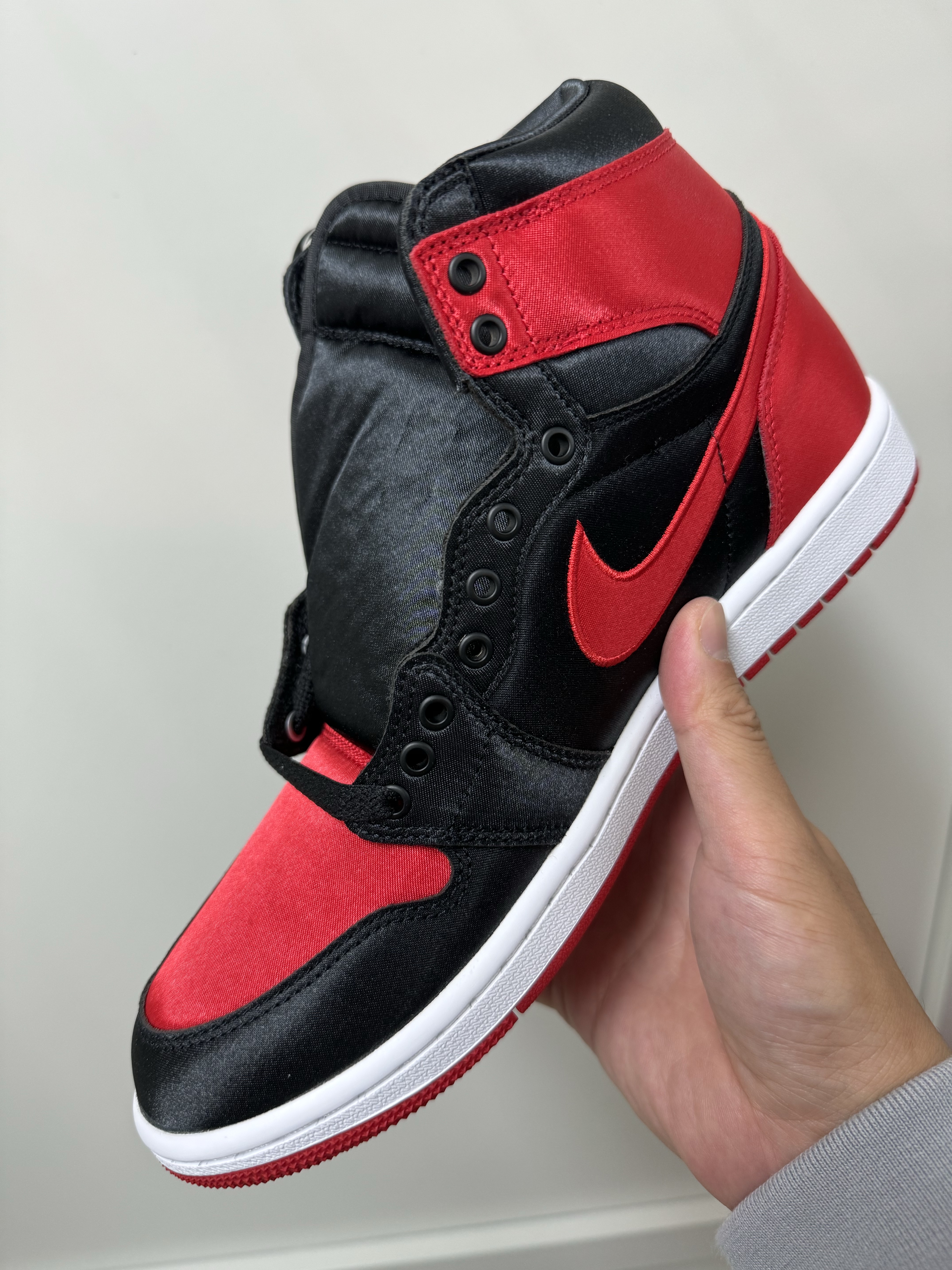 (W) Jordan 1 Retro High OG Satin Bred, Jordan 1 Retro High OG Royal Reimagined 착용 스타일 - 1