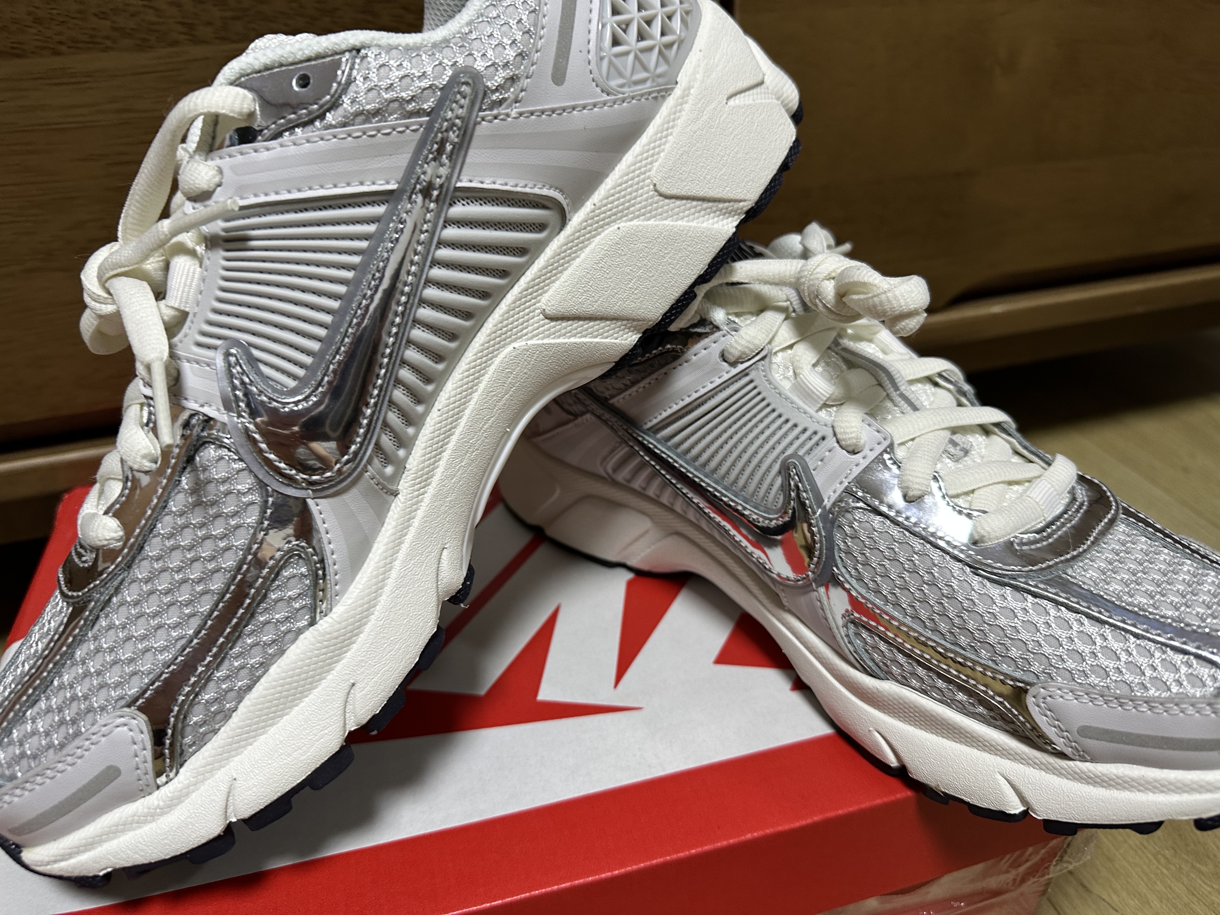 (W) Nike Zoom Vomero 5 Photon Dust and Metallic Silver 착용 스타일 - 1