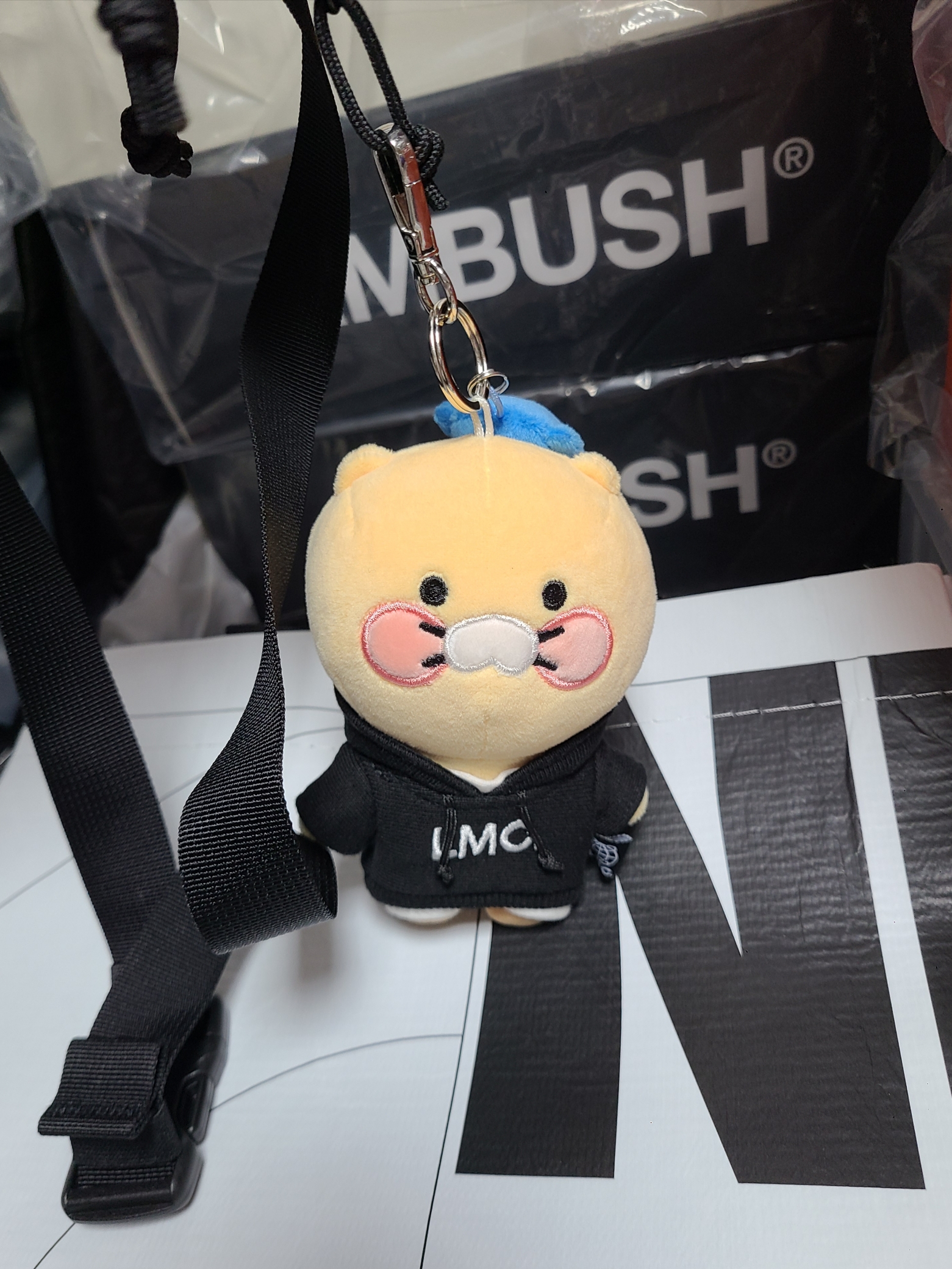 Supreme Waist Bag Black - 23FW, Kakao x LMC Choonsik Keyring Black 착용 스타일 - 2