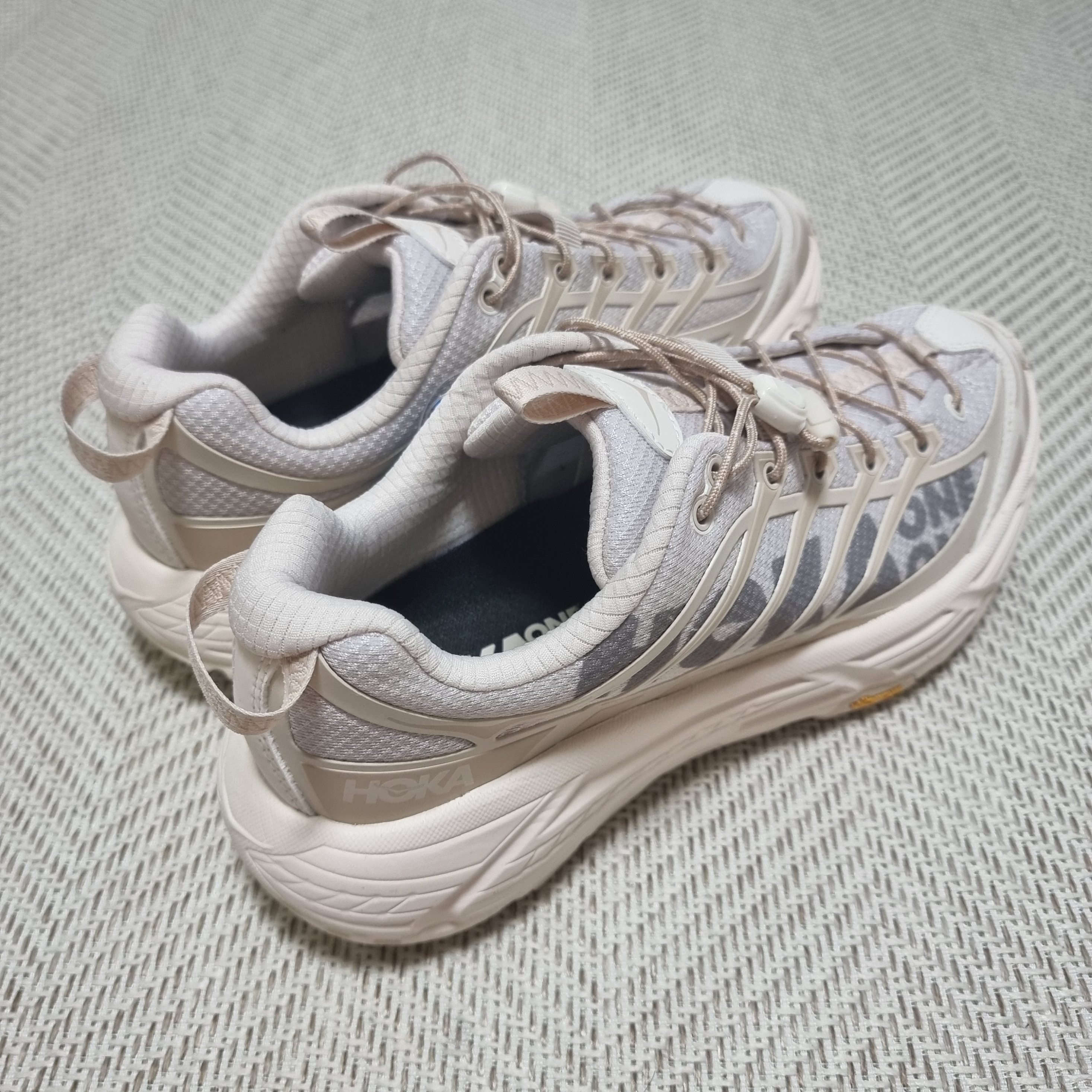 Hoka Mafate Three 2 Eggnog Shifting Sand 착용 스타일