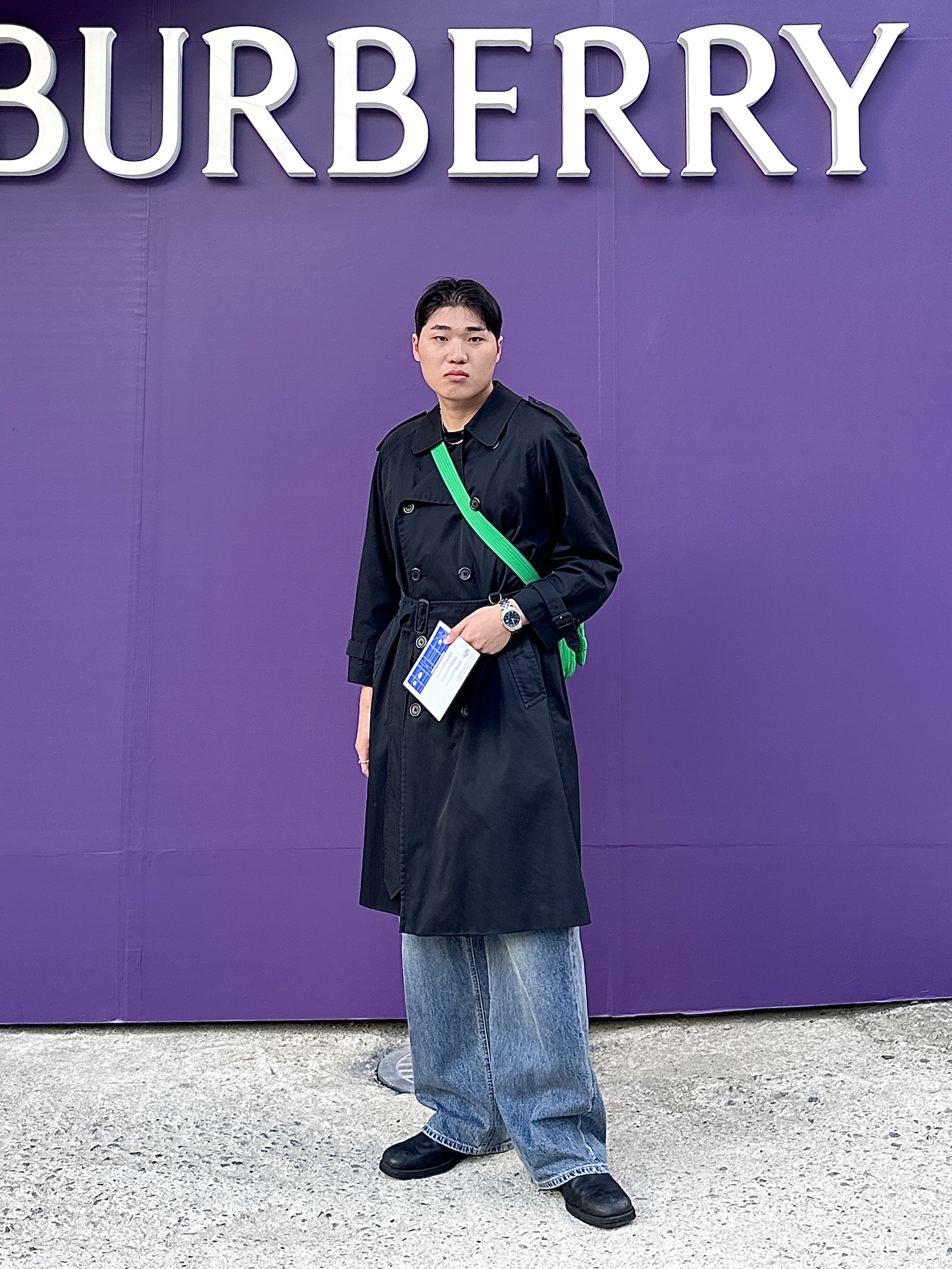 Burberry Kensington Heritage Trench Coat Black 착용 스타일 - 2