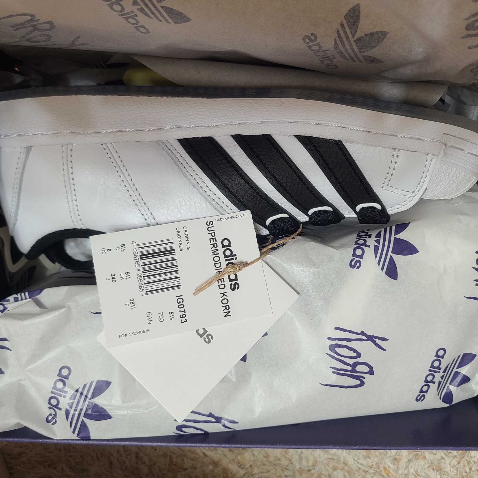 Adidas x KoRn Superstar Supermodified Cloud White Core Black 착용 스타일 - 1