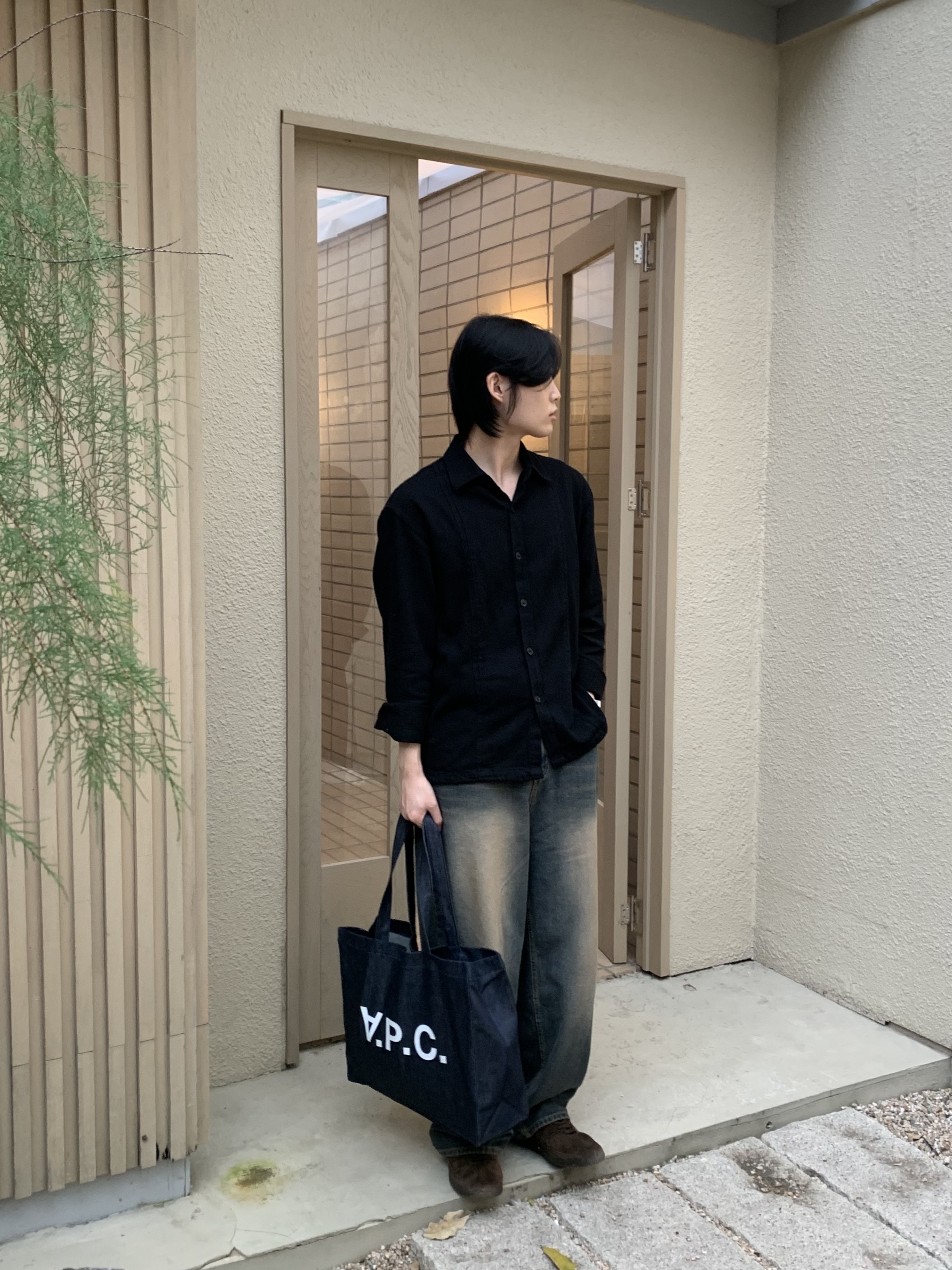 A.P.C. Daniela Shopping Bag Indigo 착용 스타일 - 1