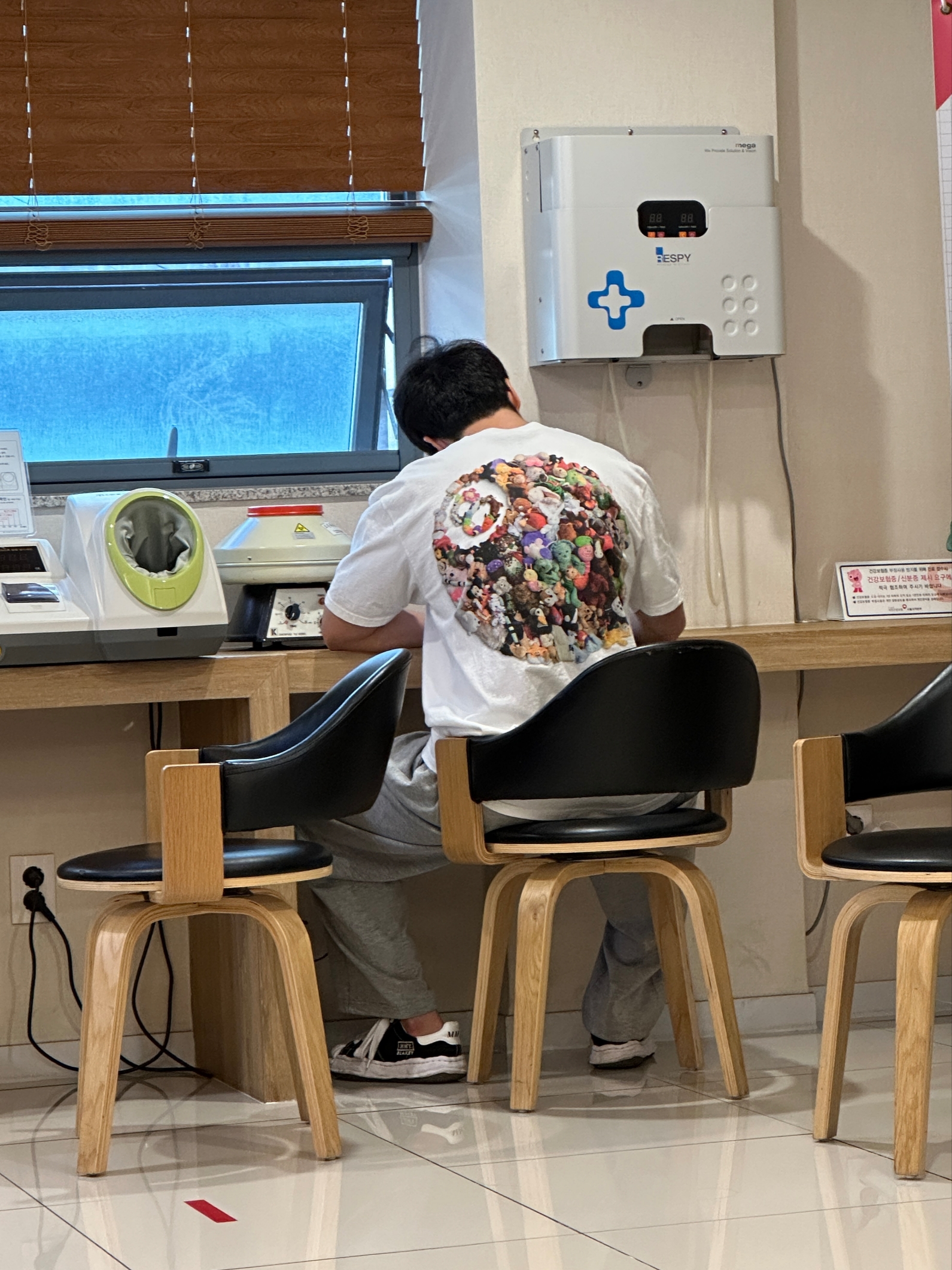 Maison Mihara Yasuhiro Blakey OG Sole Canvas Low-top Sneakers Black White, Stussy Plush T-Shirt White 착용 스타일
