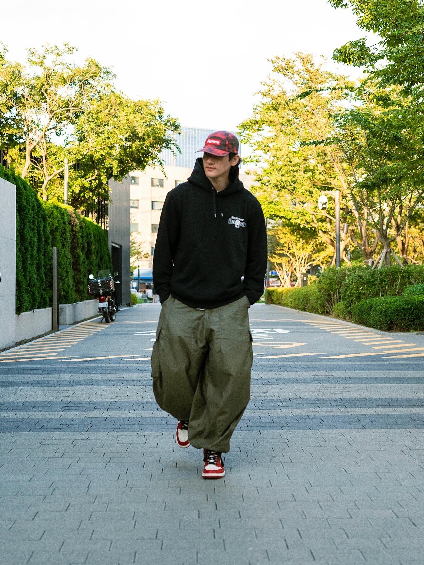 Jordan 1 Retro High OG Chicago 2022, Supreme Military Camp Cap Red Camo - 23SS 착용 스타일 - 1