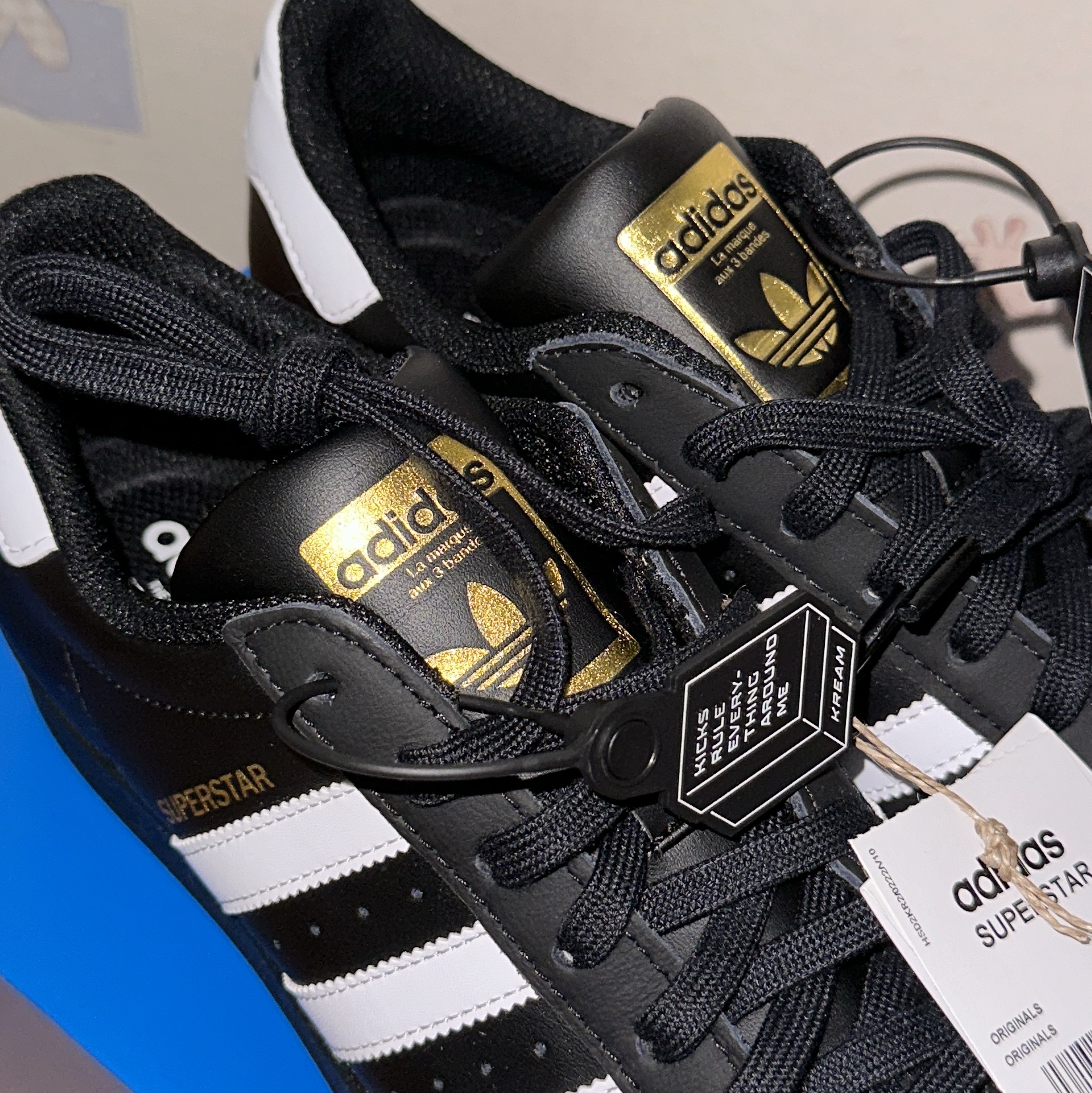 Adidas Superstar Core Black White 착용 스타일 - 2