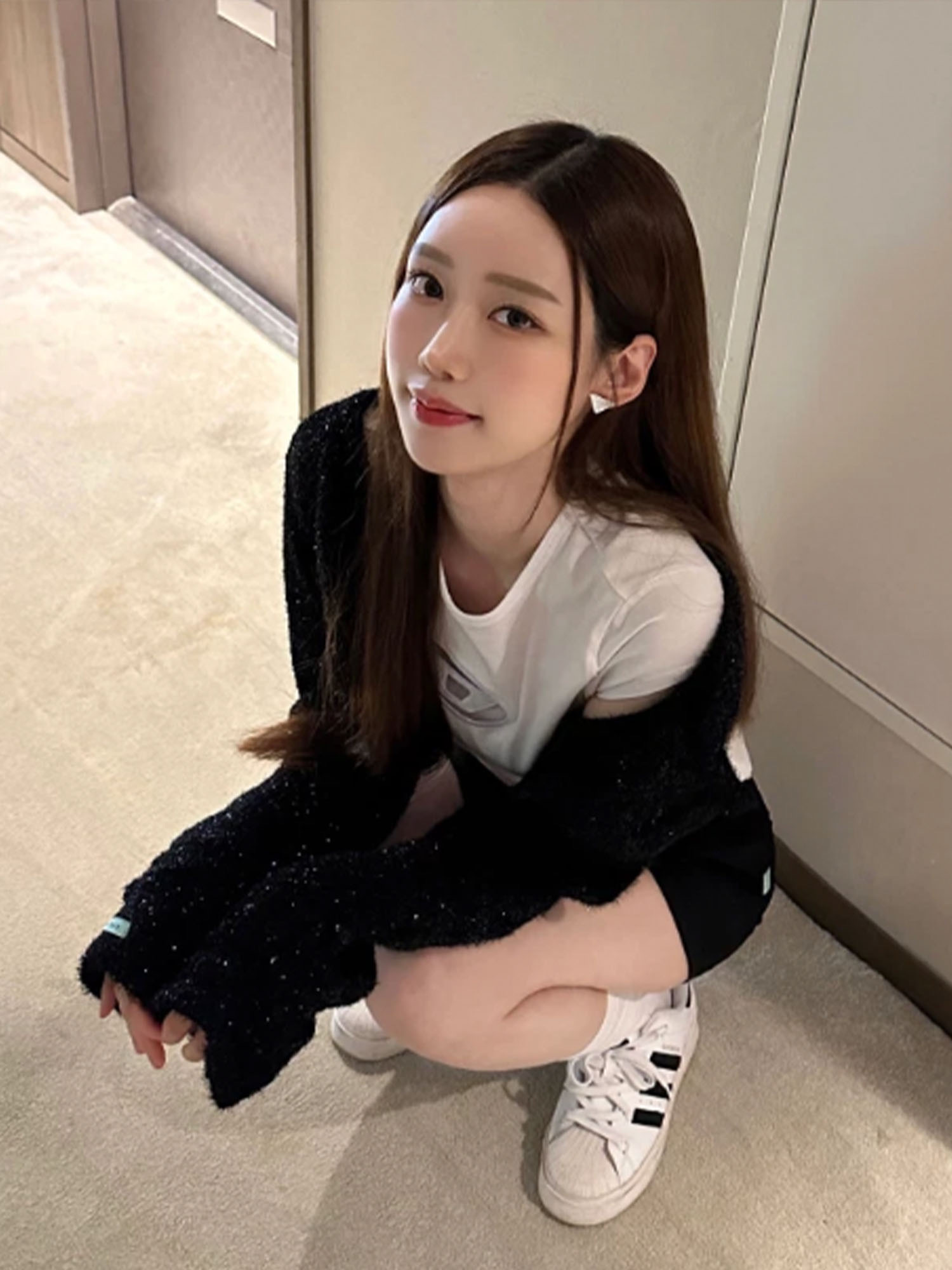 (W) Adidas Superstar Bonega Cloud White Core Black, (J) Adidas Superstar Black White 착용 스타일 - 4