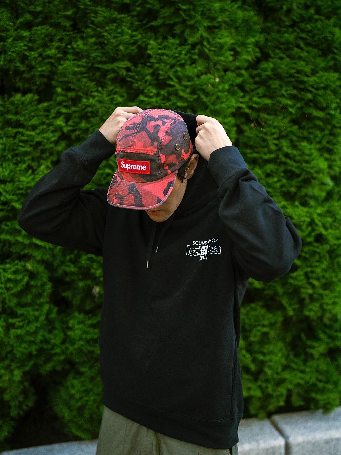 Jordan 1 Retro High OG Chicago 2022, Supreme Military Camp Cap Red Camo - 23SS 착용 스타일 - 3