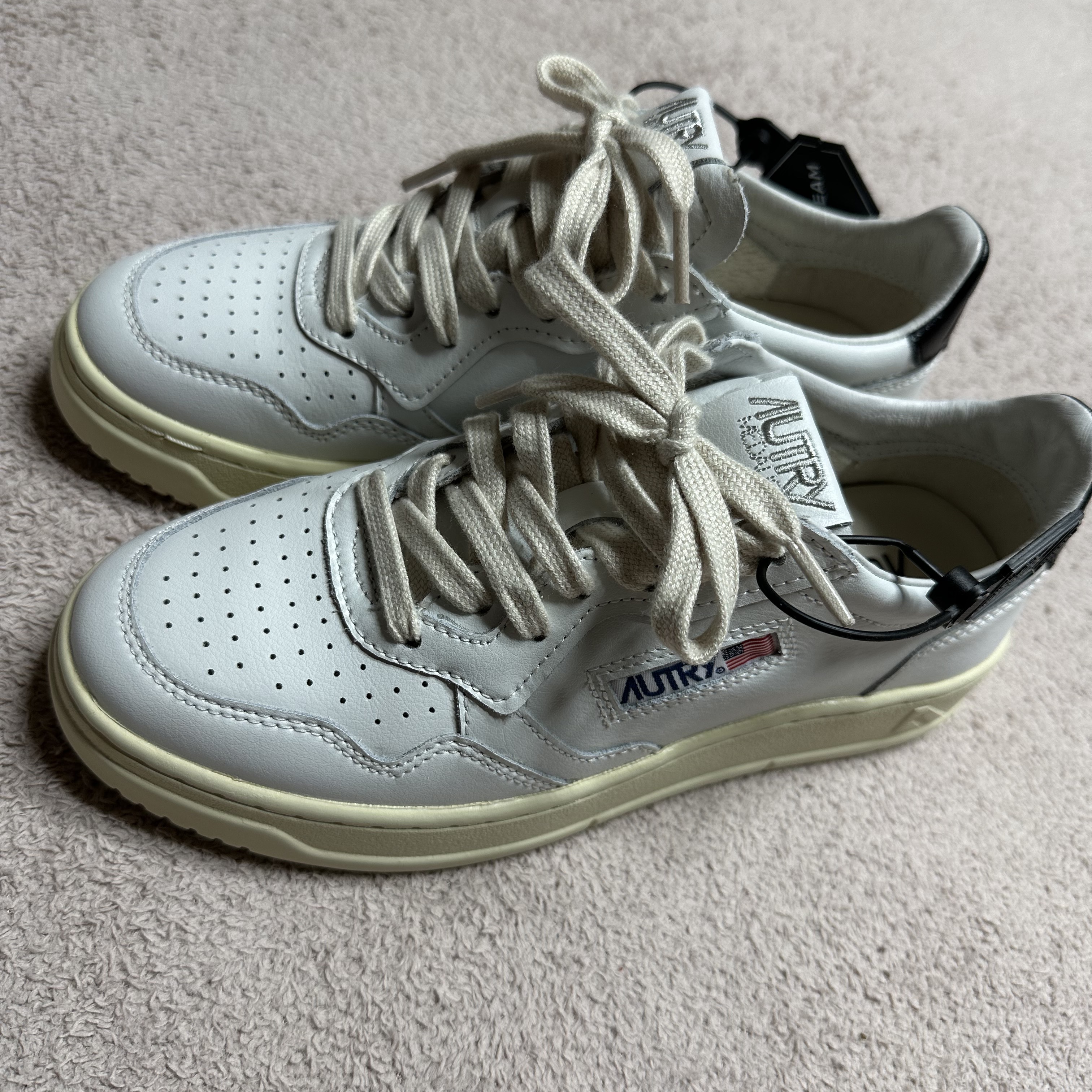 (W) Autry Medalist Low Leather Sneakers White Black 착용 스타일 - 1