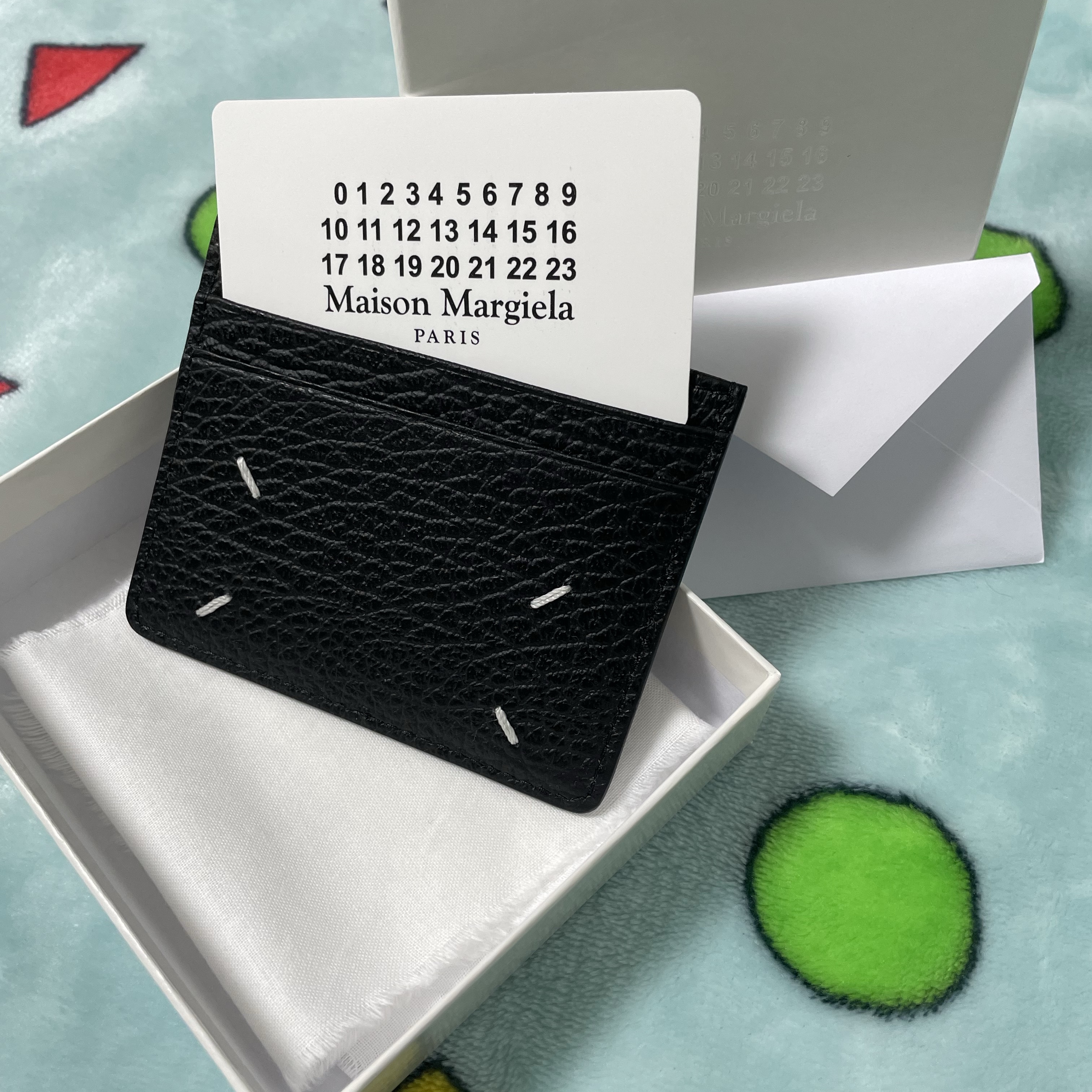 Maison Margiela Stitch Card Holder Black 착용 스타일 - 2