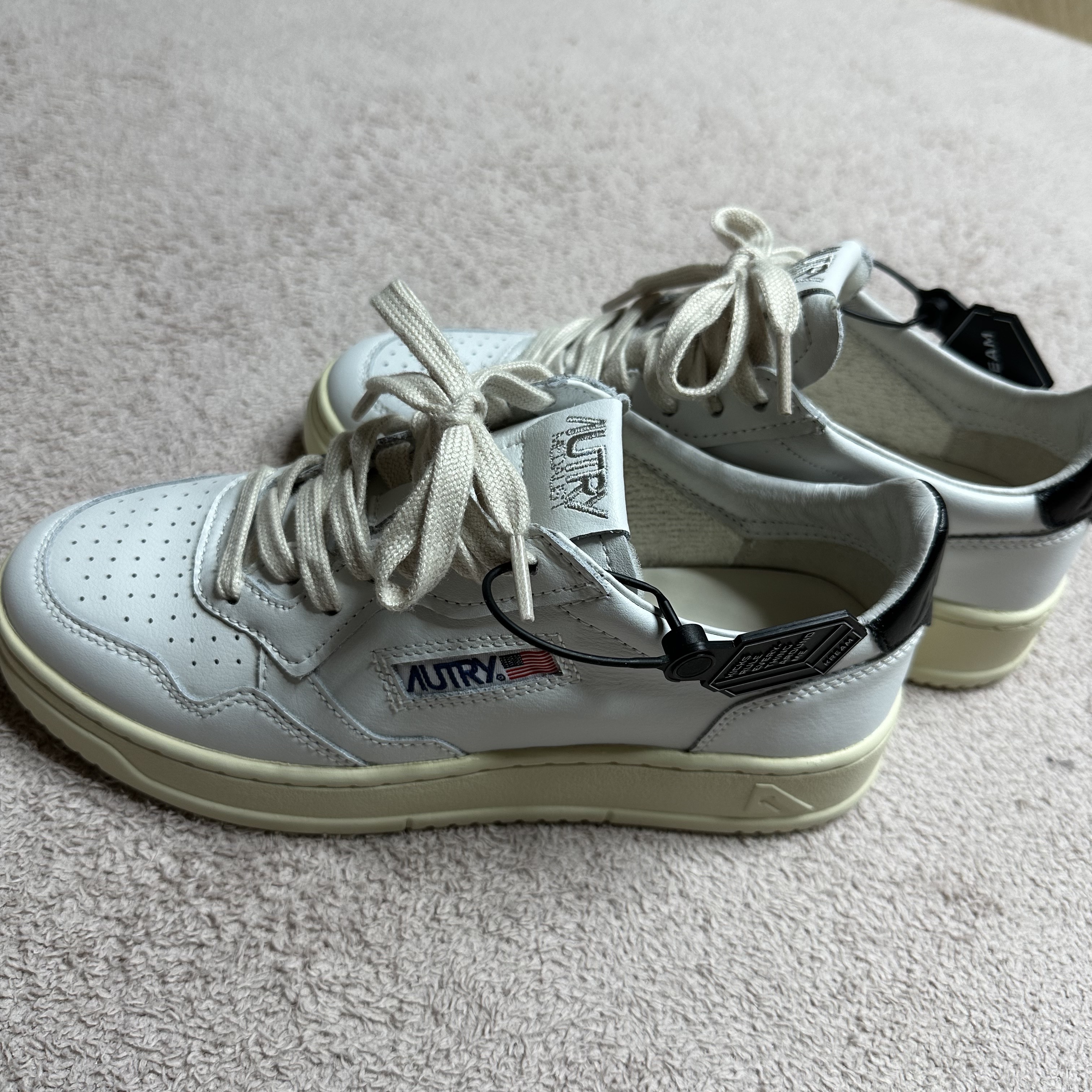 (W) Autry Medalist Low Leather Sneakers White Black 착용 스타일 - 2