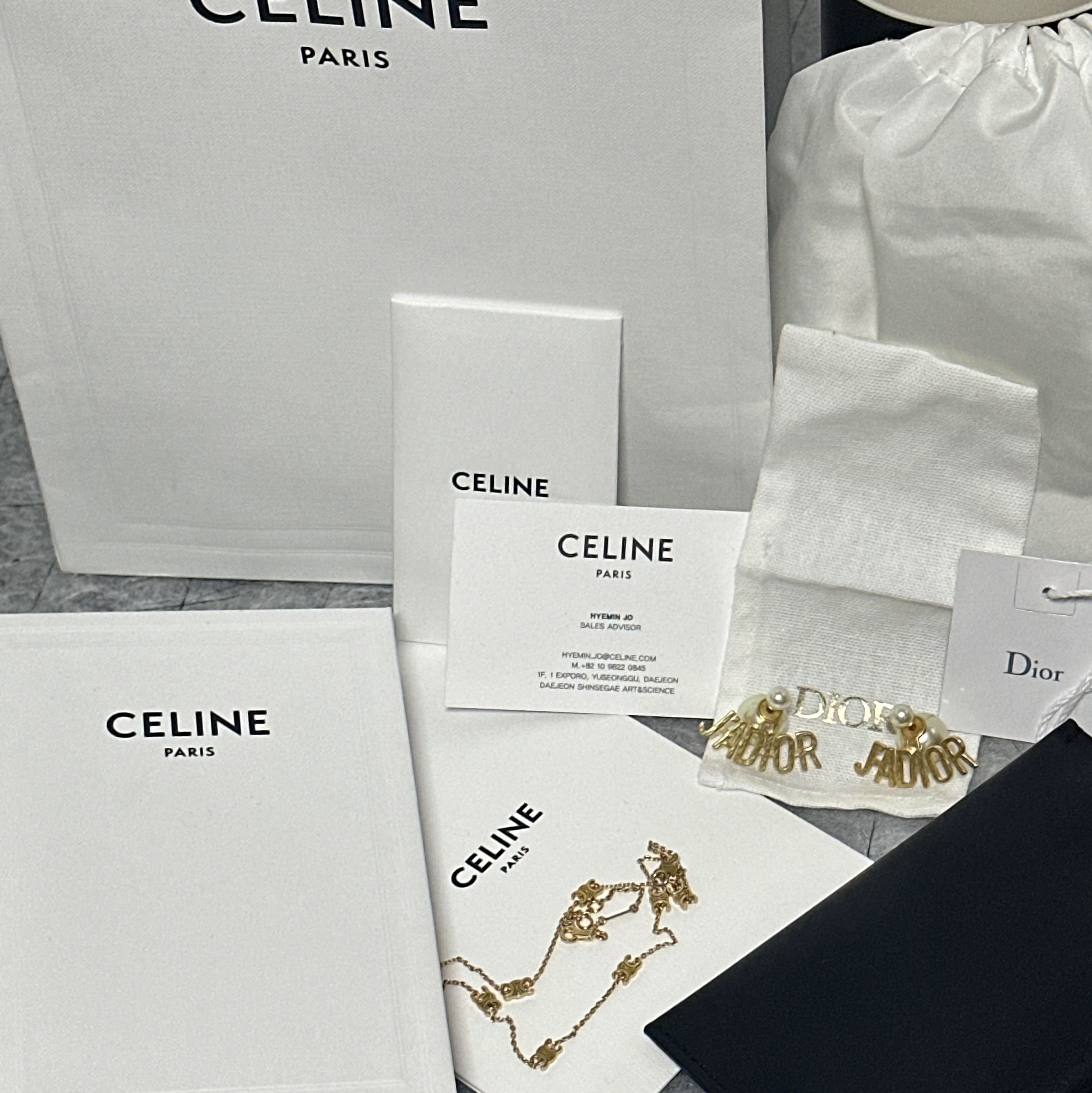 (W) Dior Tribales J’adior Earrings Gold Finish Metal White Resin Pearls, (W) Celine Triomphe Mini Necklace in Brass with Gold Finish Gold 착용 스타일