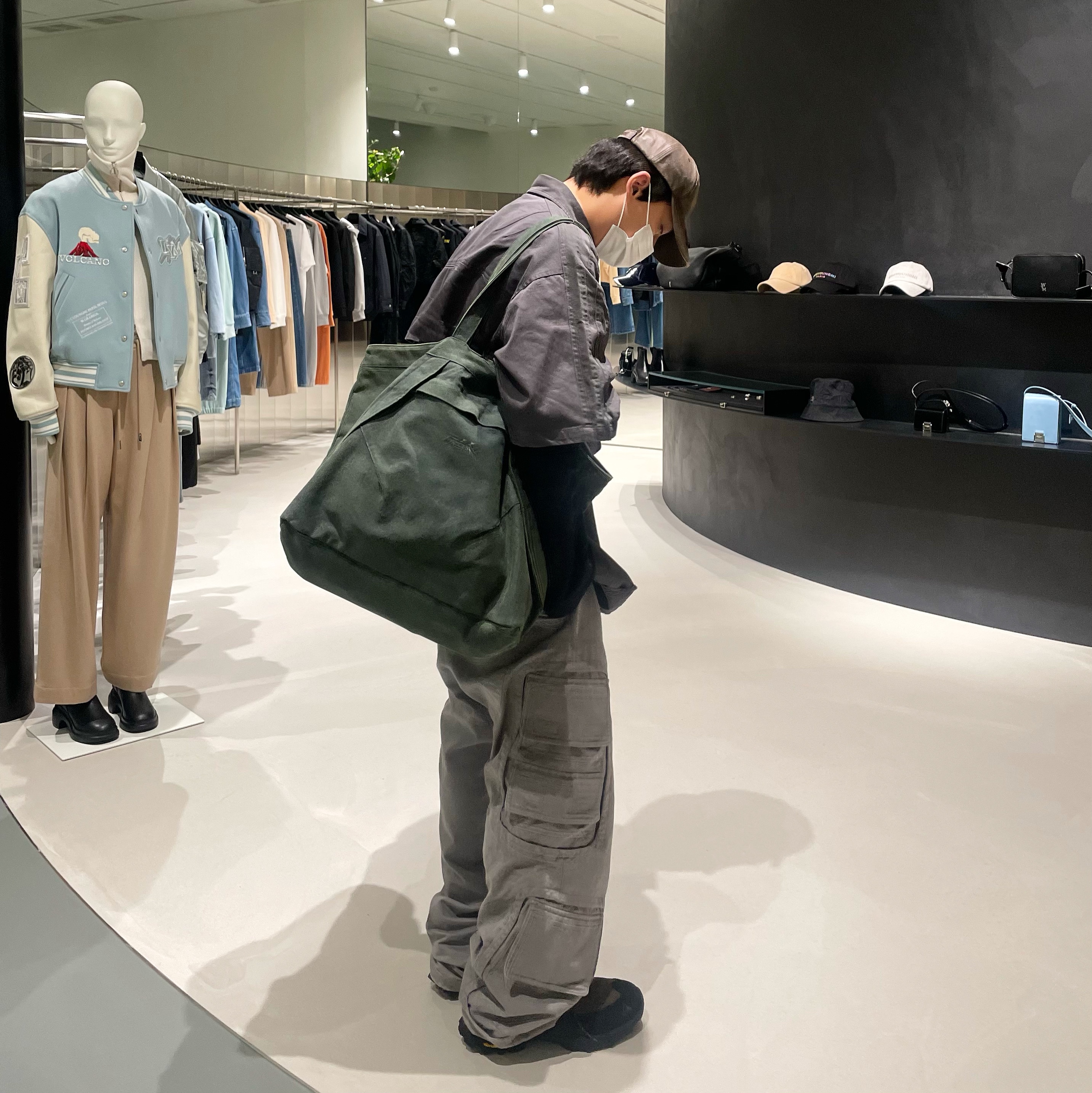 Roa Hiking Katharina Brown, Farfromwhat Far Washed Cargo Pants Gray 착용 스타일